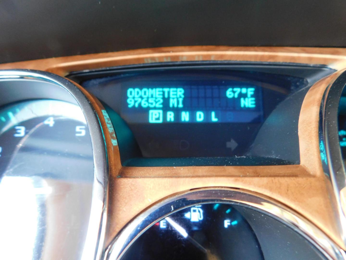 2011 WHITE Buick Enclave CXL-1 FWD (5GAKRBED7BJ) with an 3.6L V6 DOHC 24V engine, 6-Speed Automatic Overdrive transmission, located at 2121 Burlington St, North Kansas City, MO, 64116, (816) 556-0707, 39.144707, -94.581978 - Photo#5