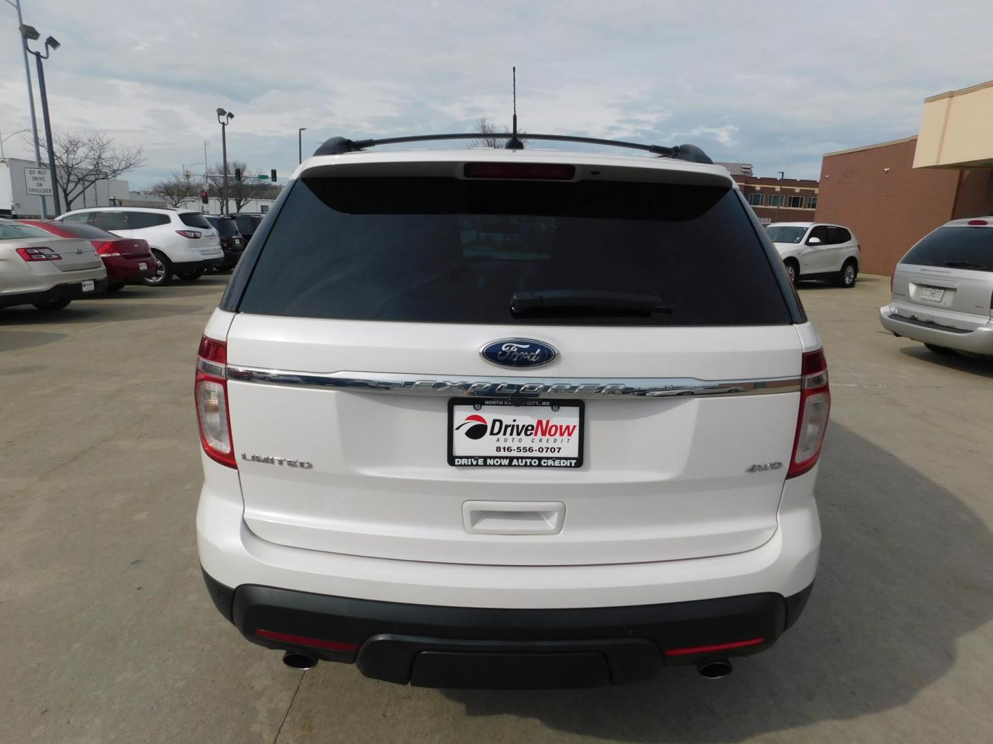 2011 WHITE Ford Explorer Limited 4WD (1FMHK8F83BG) with an 3.5L V6 DOHC 24V engine, 6-Speed Automatic transmission, located at 2121 Burlington St, North Kansas City, MO, 64116, (816) 556-0707, 39.144707, -94.581978 - Photo#10