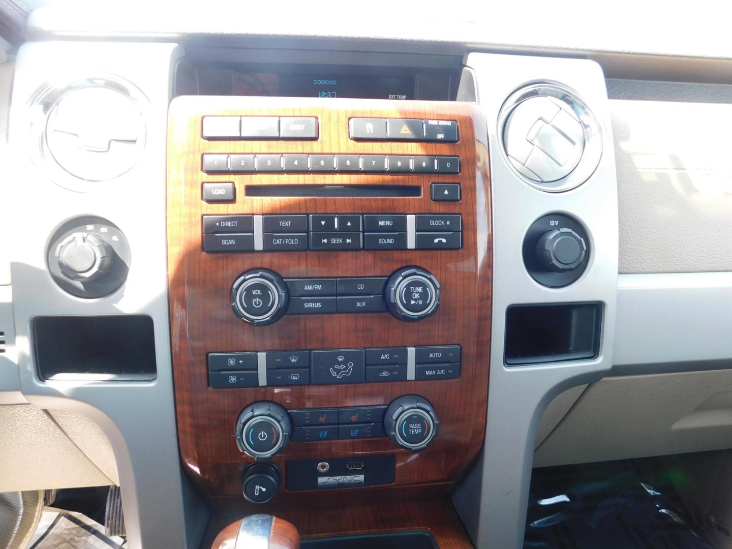 2010 BLUE Ford F-150 Lariat SuperCrew 5.5-ft. Bed 4WD (1FTFW1EV0AF) with an 5.4L V8 SOHC 24V FFV engine, 4-Speed Automatic transmission, located at 2121 Burlington St, North Kansas City, MO, 64116, (816) 556-0707, 39.144707, -94.581978 - Photo#3