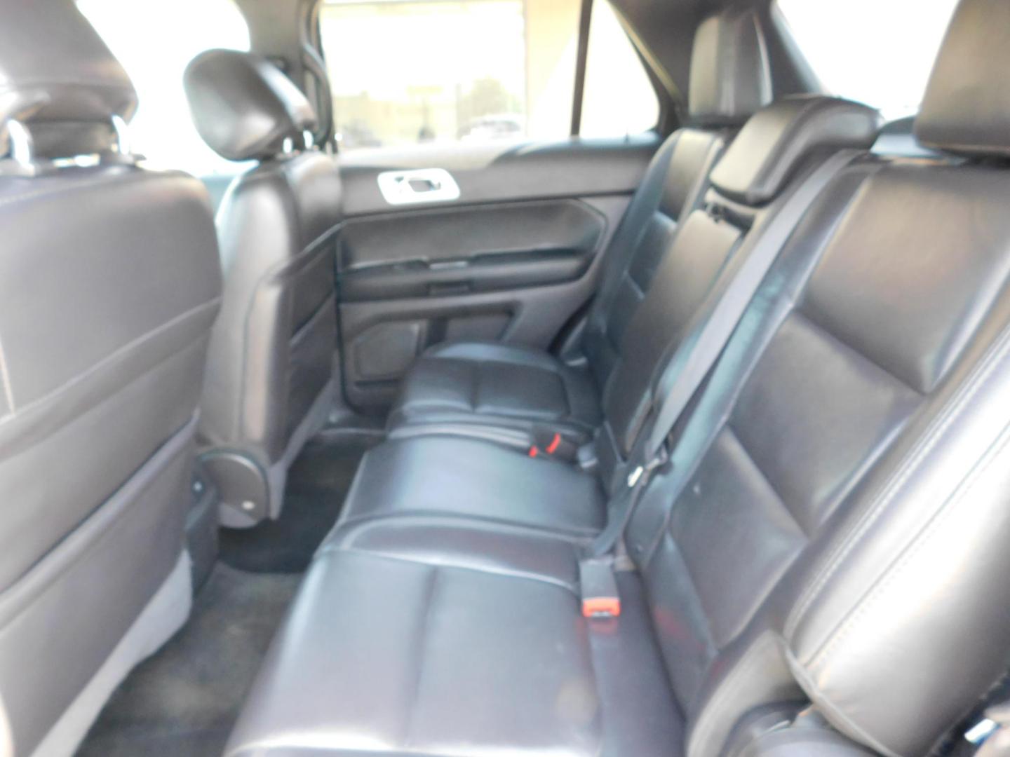 2015 SILVER Ford Explorer Limited 4WD (1FM5K8F83FG) with an 3.5L V6 DOHC 24V engine, 6-Speed Automatic transmission, located at 2121 Burlington St, North Kansas City, MO, 64116, (816) 556-0707, 39.144707, -94.581978 - Photo#6