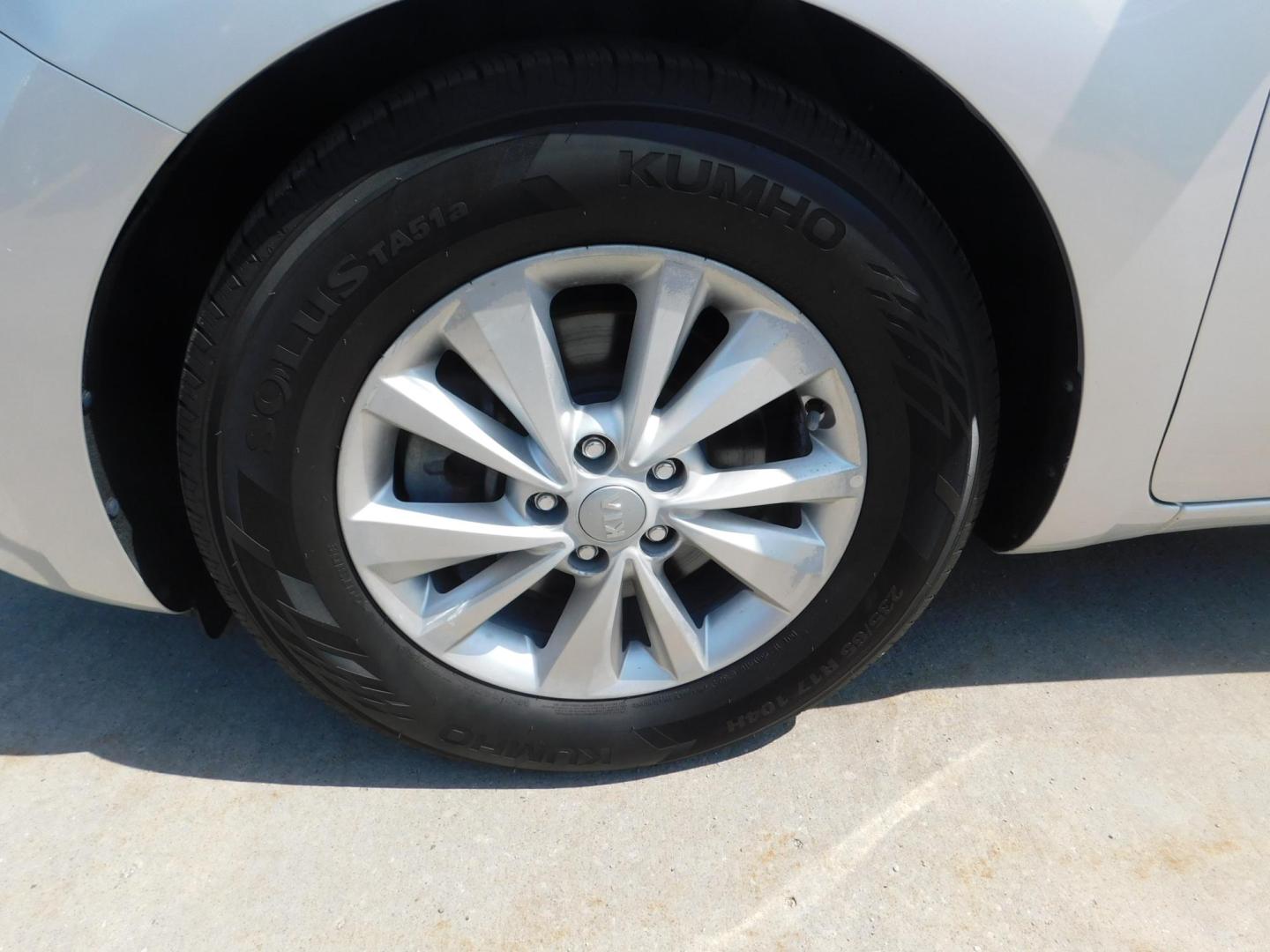 2016 SILVER Kia Sedona LX (KNDMB5C15G6) with an 3.3L V6 DOHC 24V engine, 6-Speed Automatic transmission, located at 2121 Burlington St, North Kansas City, MO, 64116, (816) 556-0707, 39.144707, -94.581978 - Photo#1