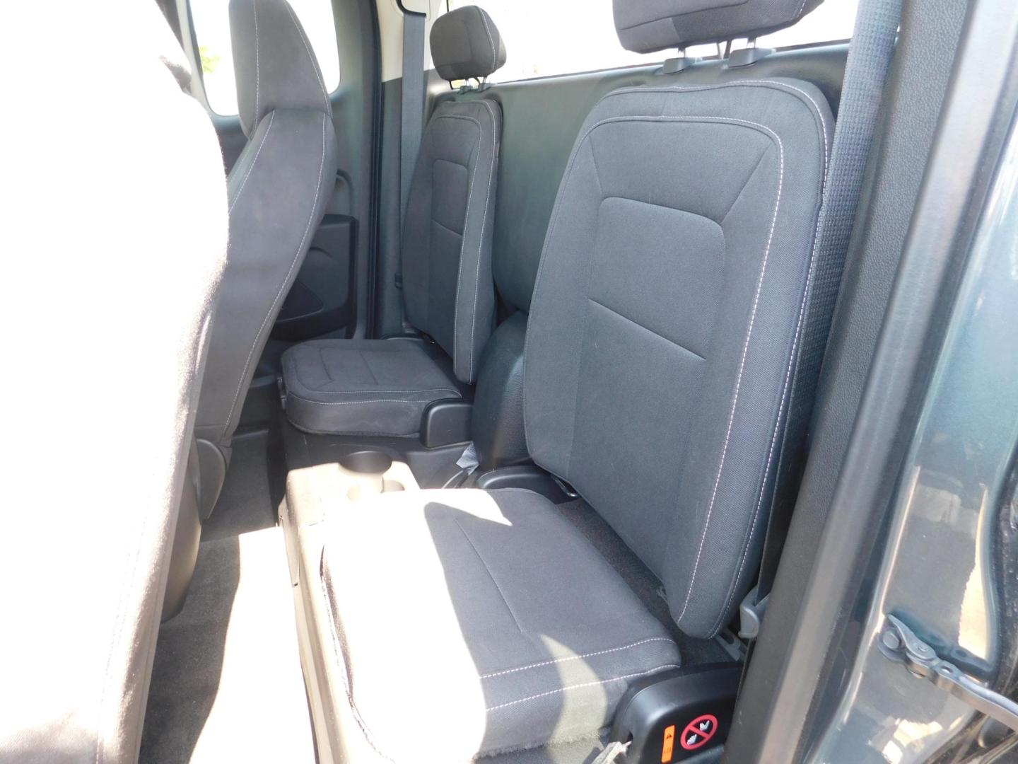 2015 GRAY Chevrolet Colorado LT Ext. Cab 4WD (1GCHTBEA1F1) with an 2.5L L4 DOHC 16V GAS engine, 6-Speed Automatic transmission, located at 2121 Burlington St, North Kansas City, MO, 64116, (816) 556-0707, 39.144707, -94.581978 - Photo#6