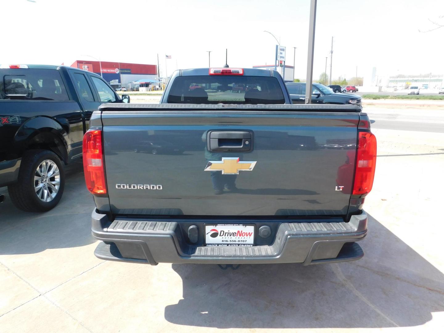 2015 GRAY Chevrolet Colorado LT Ext. Cab 4WD (1GCHTBEA1F1) with an 2.5L L4 DOHC 16V GAS engine, 6-Speed Automatic transmission, located at 2121 Burlington St, North Kansas City, MO, 64116, (816) 556-0707, 39.144707, -94.581978 - Photo#7