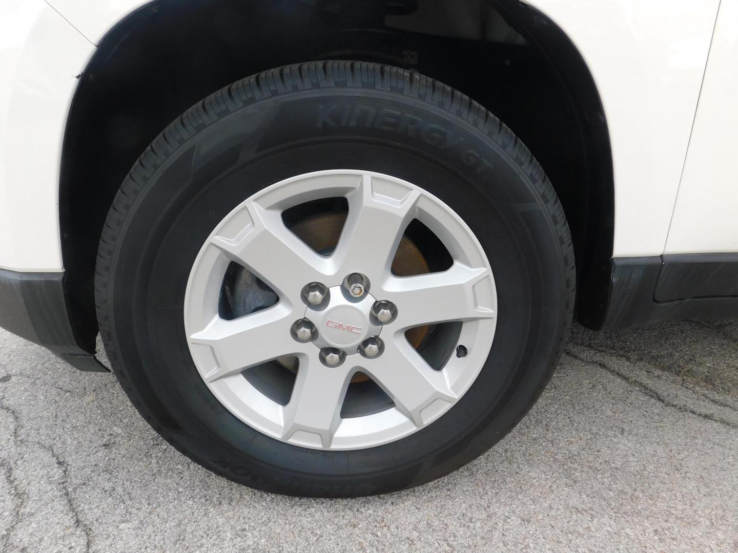2013 WHITE GMC Acadia SLE-2 FWD (1GKKRPKD5DJ) with an 3.6L V6 DOHC 24V engine, 6-Speed Automatic transmission, located at 2121 Burlington St, North Kansas City, MO, 64116, (816) 556-0707, 39.144707, -94.581978 - Photo#1