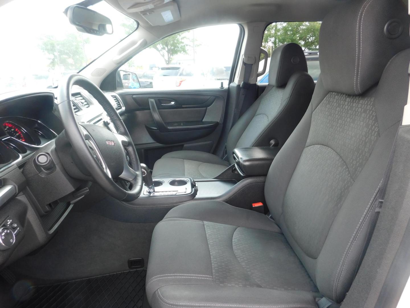 2013 WHITE GMC Acadia SLE-2 FWD (1GKKRPKD5DJ) with an 3.6L V6 DOHC 24V engine, 6-Speed Automatic transmission, located at 2121 Burlington St, North Kansas City, MO, 64116, (816) 556-0707, 39.144707, -94.581978 - Photo#2