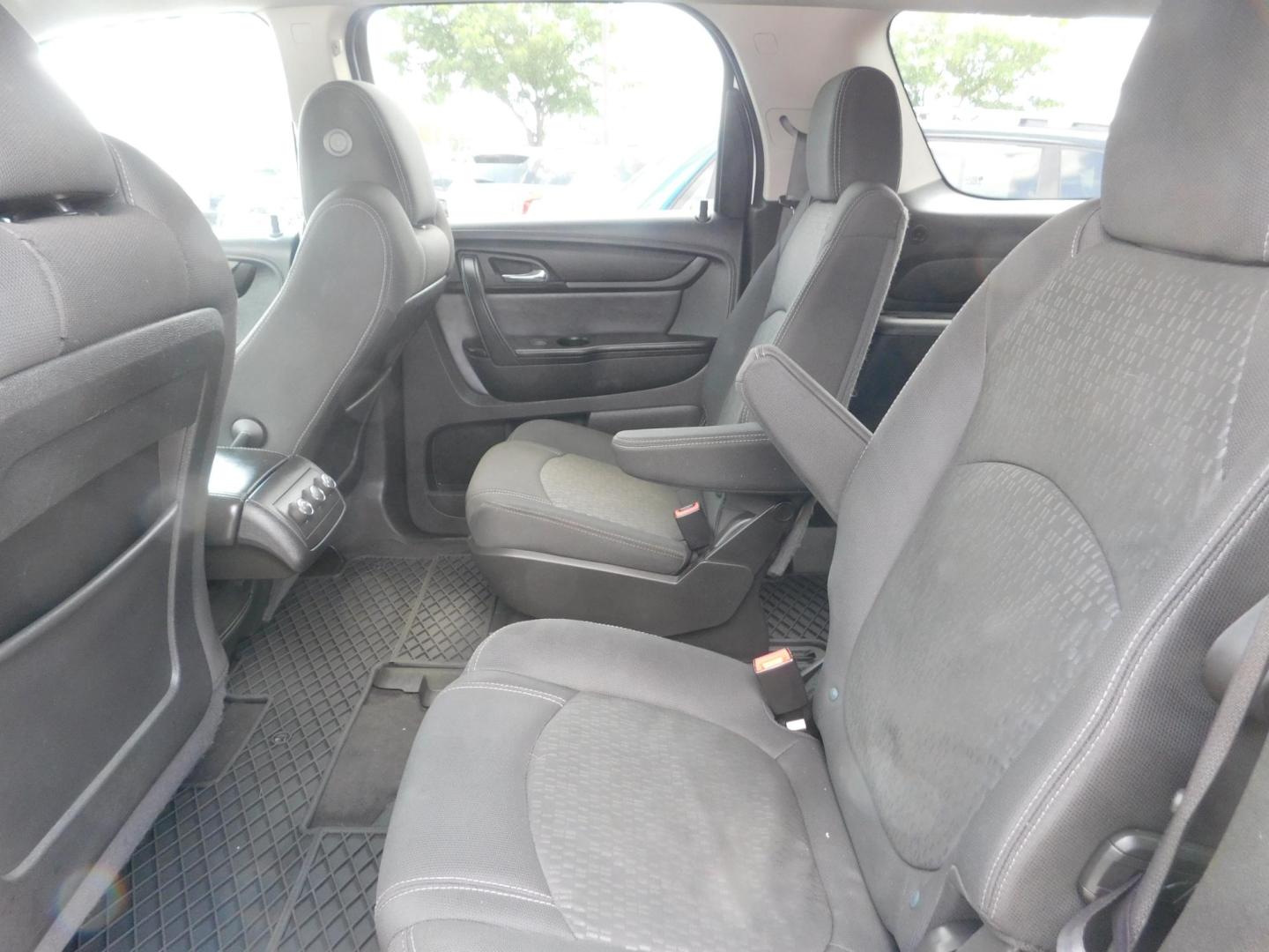 2013 WHITE GMC Acadia SLE-2 FWD (1GKKRPKD5DJ) with an 3.6L V6 DOHC 24V engine, 6-Speed Automatic transmission, located at 2121 Burlington St, North Kansas City, MO, 64116, (816) 556-0707, 39.144707, -94.581978 - Photo#6
