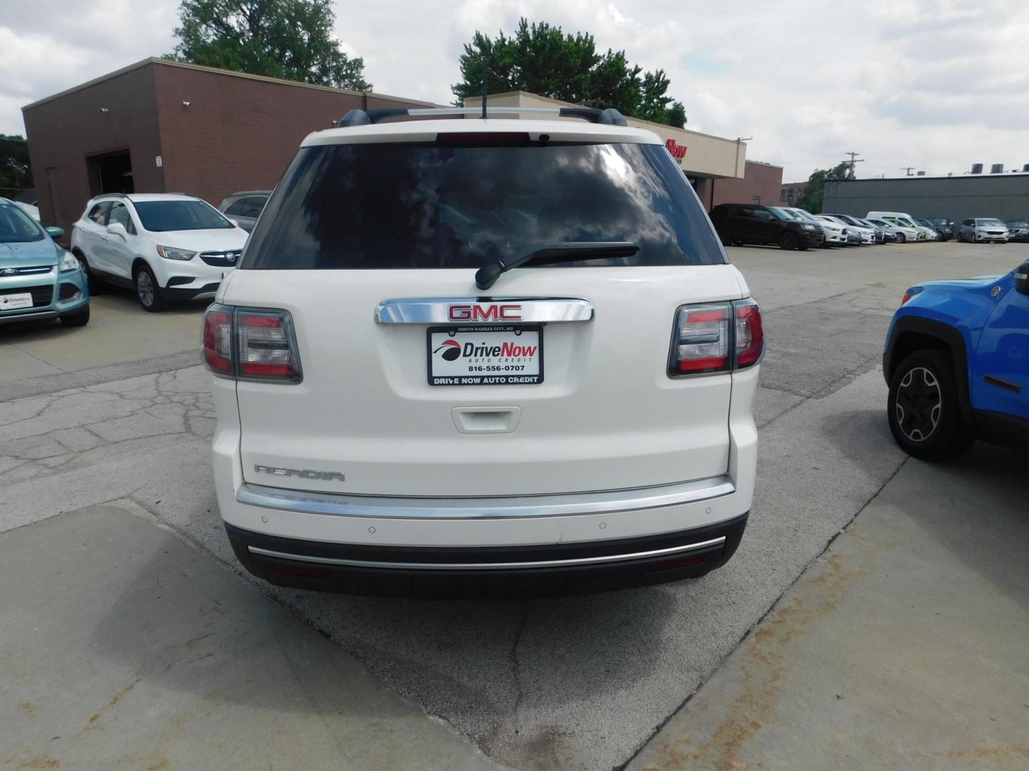 2013 WHITE GMC Acadia SLE-2 FWD (1GKKRPKD5DJ) with an 3.6L V6 DOHC 24V engine, 6-Speed Automatic transmission, located at 2121 Burlington St, North Kansas City, MO, 64116, (816) 556-0707, 39.144707, -94.581978 - Photo#9