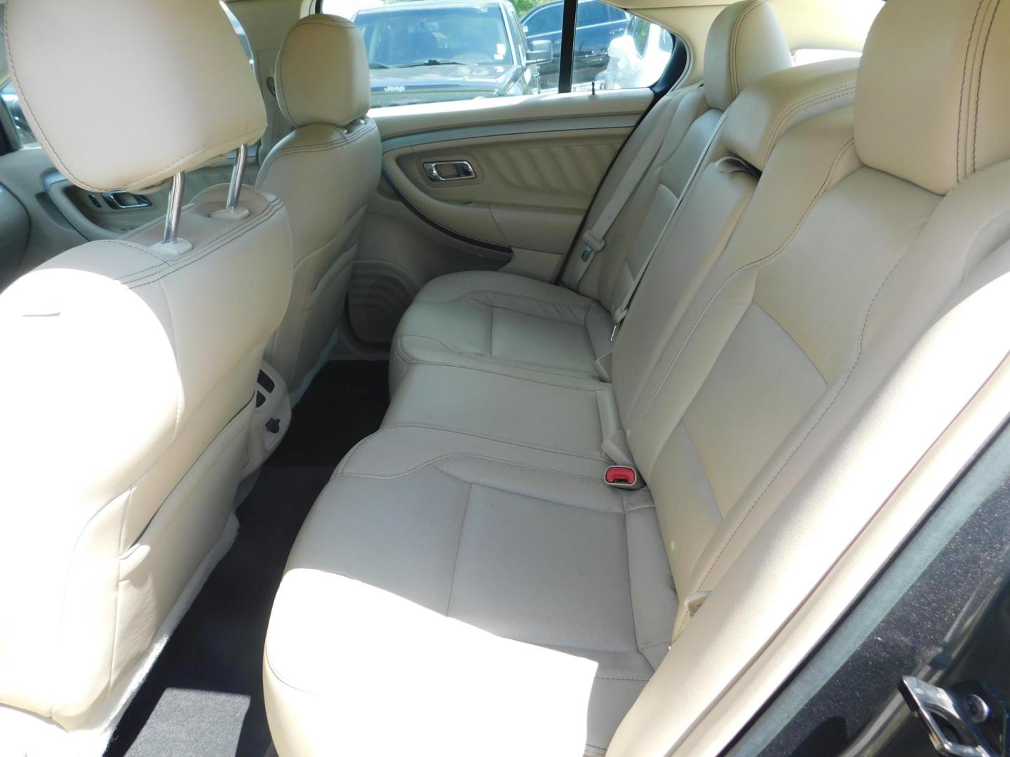 2015 GRAY Ford Taurus SEL FWD (1FAHP2E8XFG) with an 3.5L V6 DOHC 24V engine, 6-Speed Automatic transmission, located at 2121 Burlington St, North Kansas City, MO, 64116, (816) 556-0707, 39.144707, -94.581978 - Photo#5