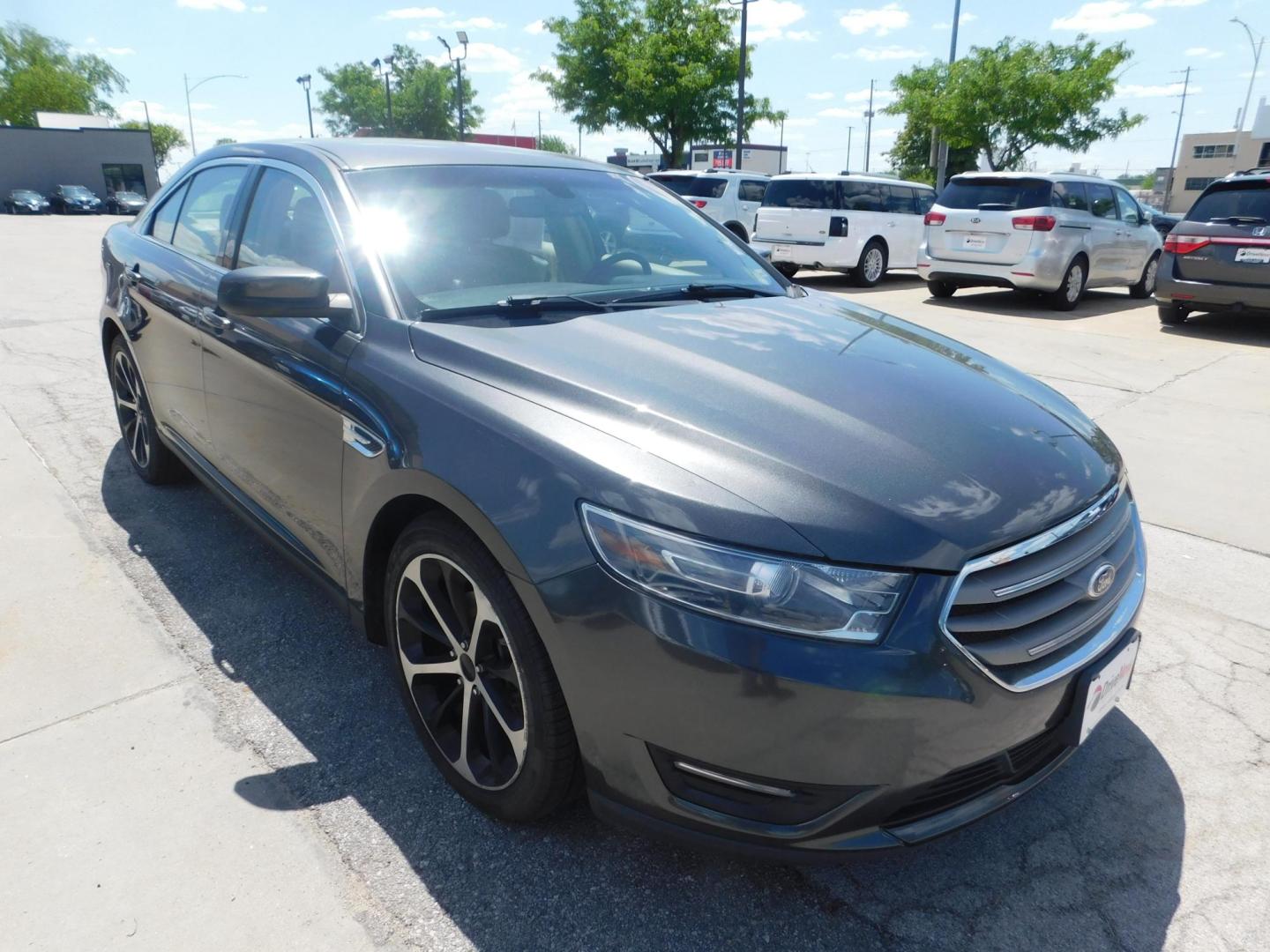 2015 GRAY Ford Taurus SEL FWD (1FAHP2E8XFG) with an 3.5L V6 DOHC 24V engine, 6-Speed Automatic transmission, located at 2121 Burlington St, North Kansas City, MO, 64116, (816) 556-0707, 39.144707, -94.581978 - Photo#8
