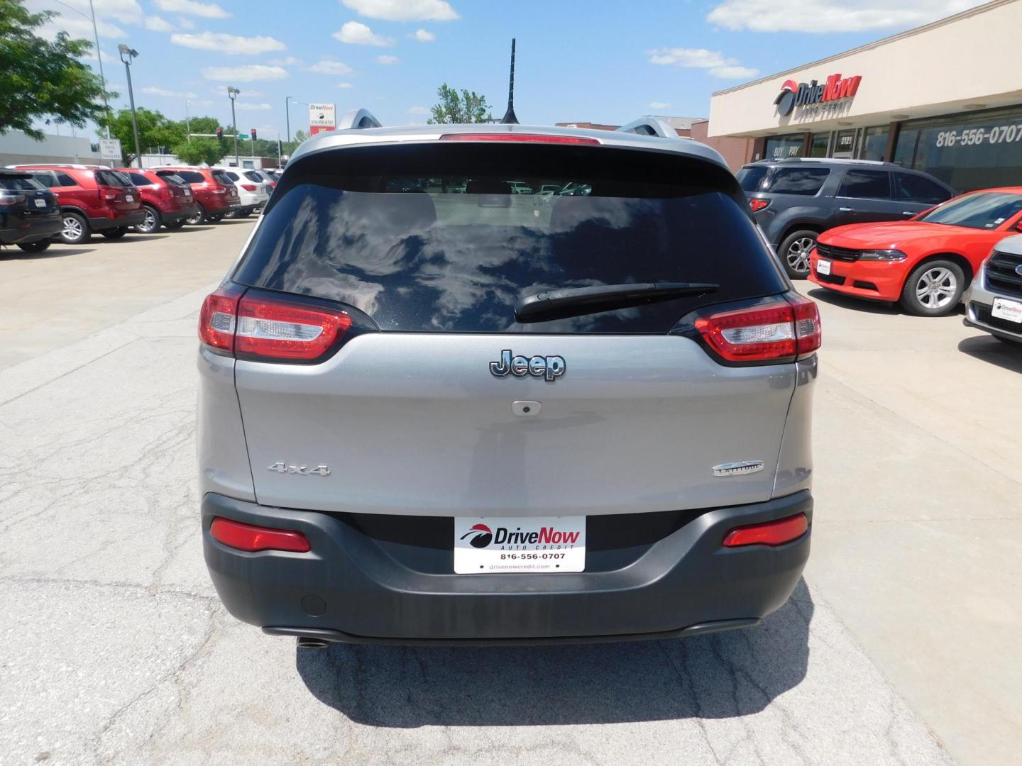 2016 GRAY Jeep Cherokee Latitude 4WD (1C4PJMCB0GW) with an 2.4L L4 DOHC 16V engine, 9A transmission, located at 2121 Burlington St, North Kansas City, MO, 64116, (816) 556-0707, 39.144707, -94.581978 - Photo#8
