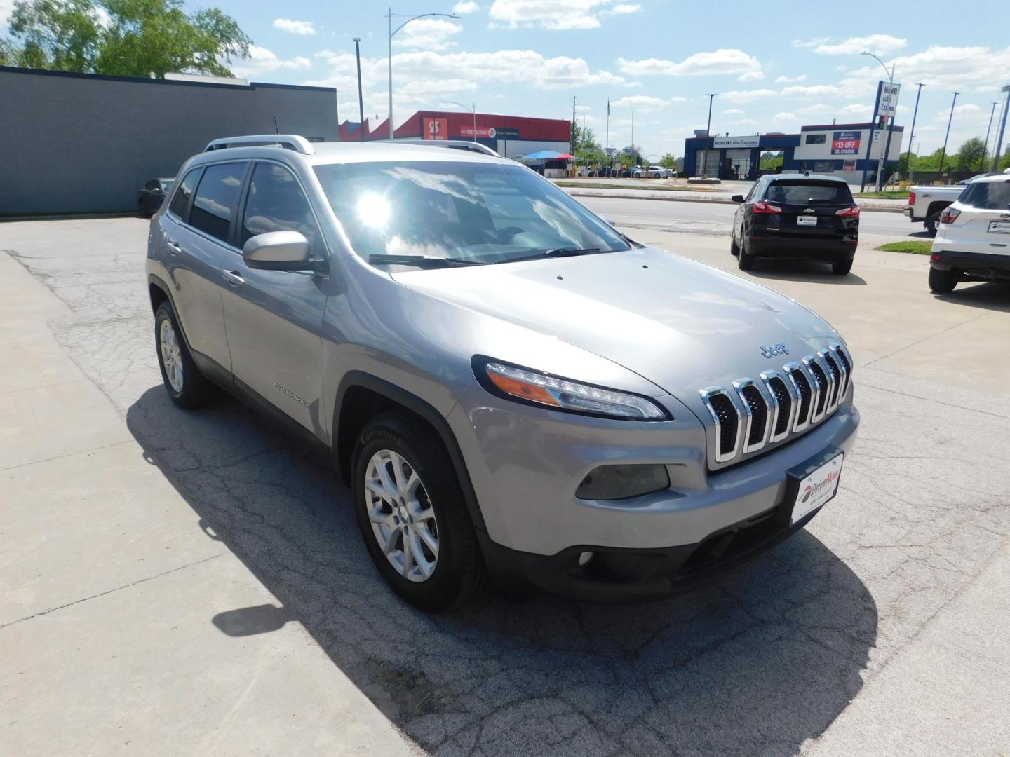 2016 GRAY Jeep Cherokee Latitude 4WD (1C4PJMCB0GW) with an 2.4L L4 DOHC 16V engine, 9A transmission, located at 2121 Burlington St, North Kansas City, MO, 64116, (816) 556-0707, 39.144707, -94.581978 - Photo#9