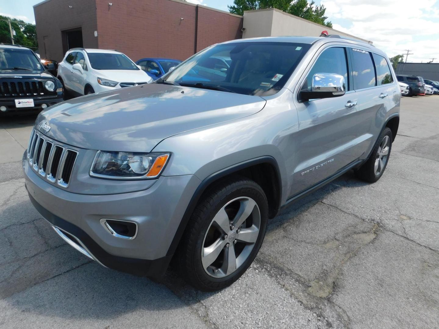 2015 SILVER Jeep Grand Cherokee Limited 4WD (1C4RJFBGXFC) with an 3.6L V6 DOHC 24V engine, 8-Speed Automatic transmission, located at 2121 Burlington St, North Kansas City, MO, 64116, (816) 556-0707, 39.144707, -94.581978 - Photo#0