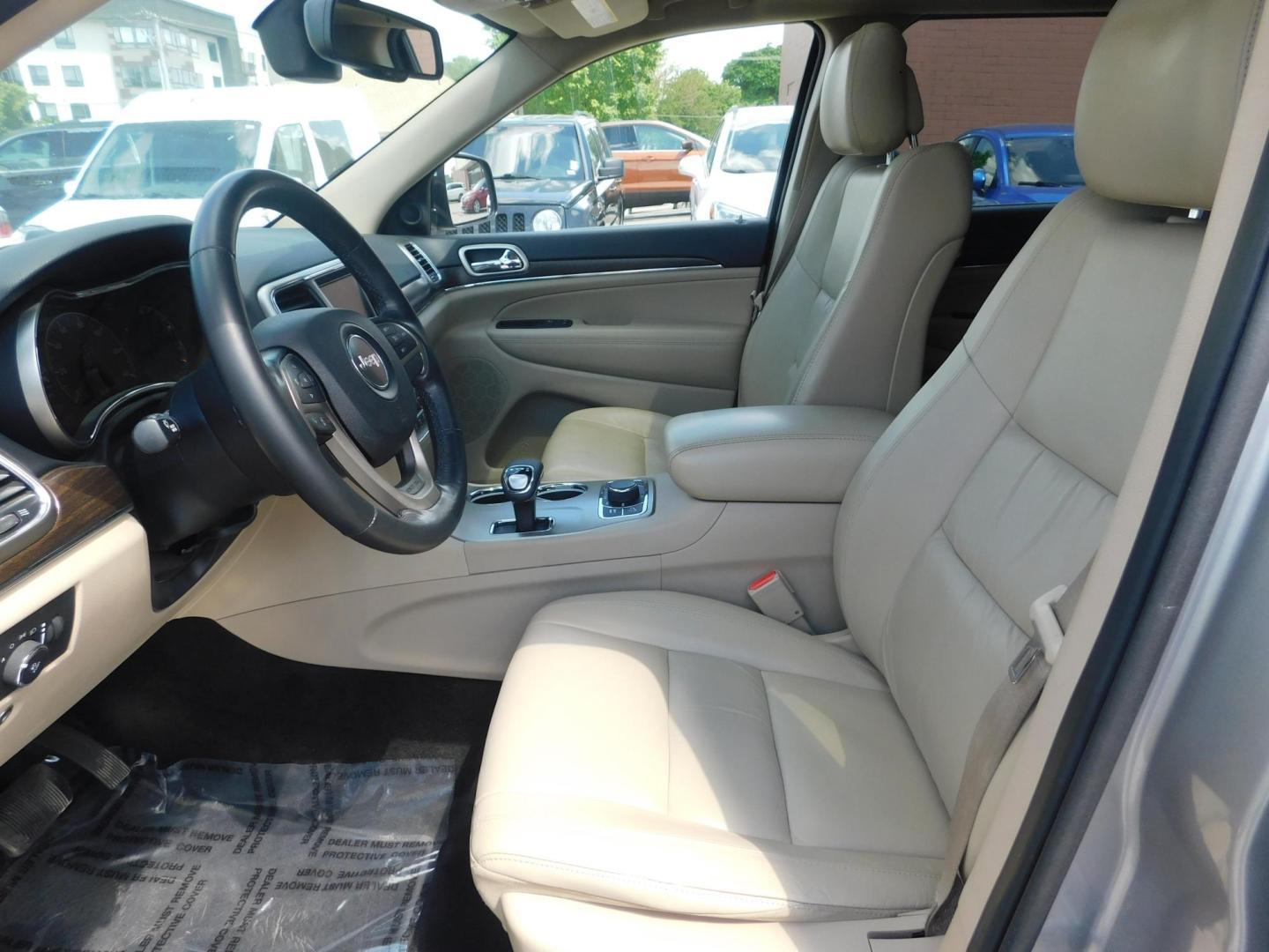 2015 SILVER Jeep Grand Cherokee Limited 4WD (1C4RJFBGXFC) with an 3.6L V6 DOHC 24V engine, 8-Speed Automatic transmission, located at 2121 Burlington St, North Kansas City, MO, 64116, (816) 556-0707, 39.144707, -94.581978 - Photo#2
