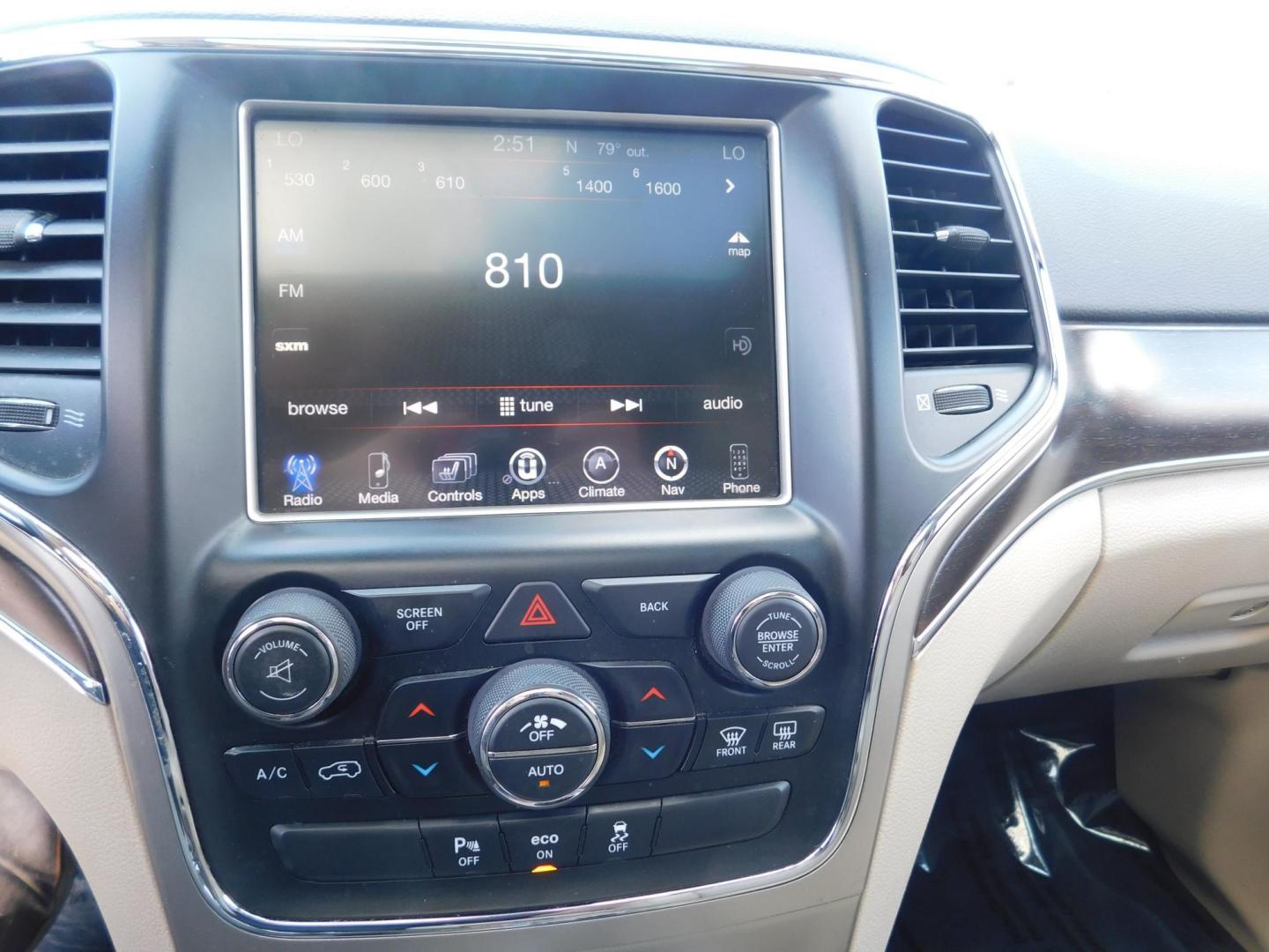 2015 SILVER Jeep Grand Cherokee Limited 4WD (1C4RJFBGXFC) with an 3.6L V6 DOHC 24V engine, 8-Speed Automatic transmission, located at 2121 Burlington St, North Kansas City, MO, 64116, (816) 556-0707, 39.144707, -94.581978 - Photo#4