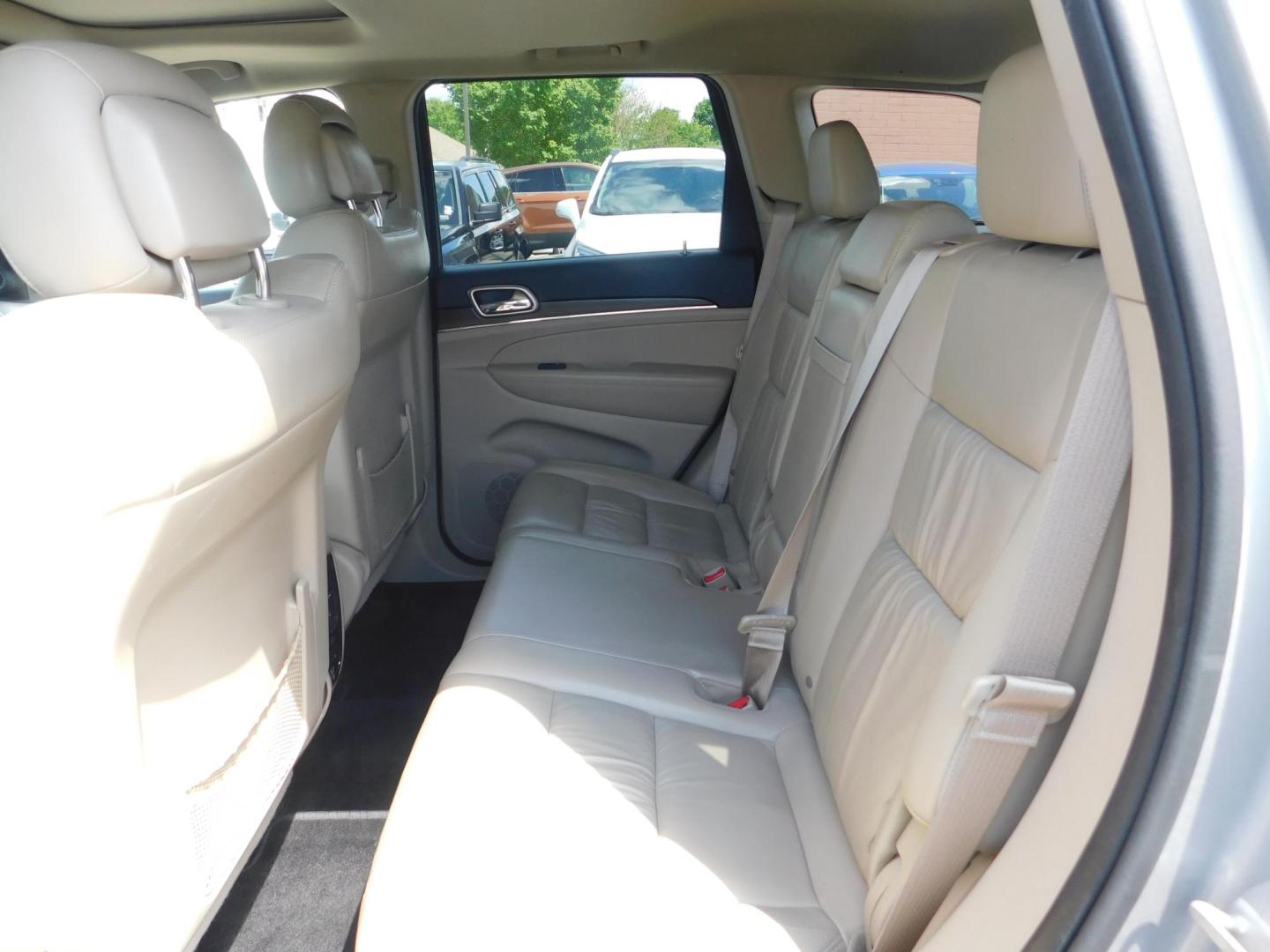 2015 SILVER Jeep Grand Cherokee Limited 4WD (1C4RJFBGXFC) with an 3.6L V6 DOHC 24V engine, 8-Speed Automatic transmission, located at 2121 Burlington St, North Kansas City, MO, 64116, (816) 556-0707, 39.144707, -94.581978 - Photo#8