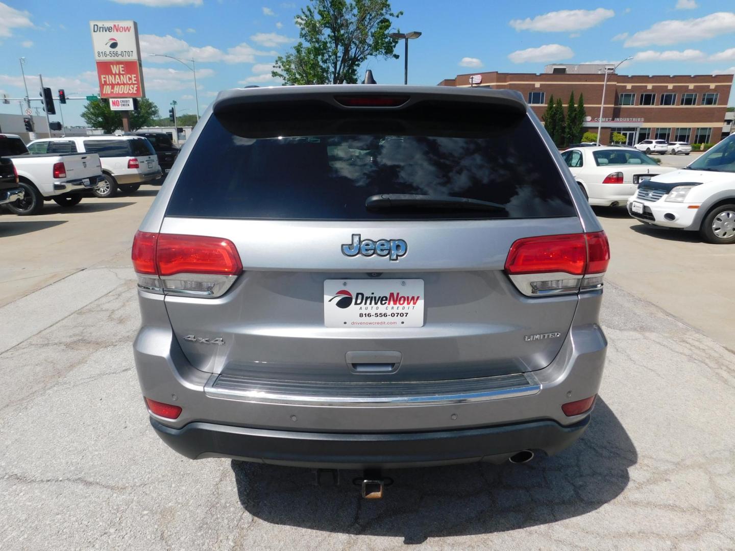 2015 SILVER Jeep Grand Cherokee Limited 4WD (1C4RJFBGXFC) with an 3.6L V6 DOHC 24V engine, 8-Speed Automatic transmission, located at 2121 Burlington St, North Kansas City, MO, 64116, (816) 556-0707, 39.144707, -94.581978 - Photo#10