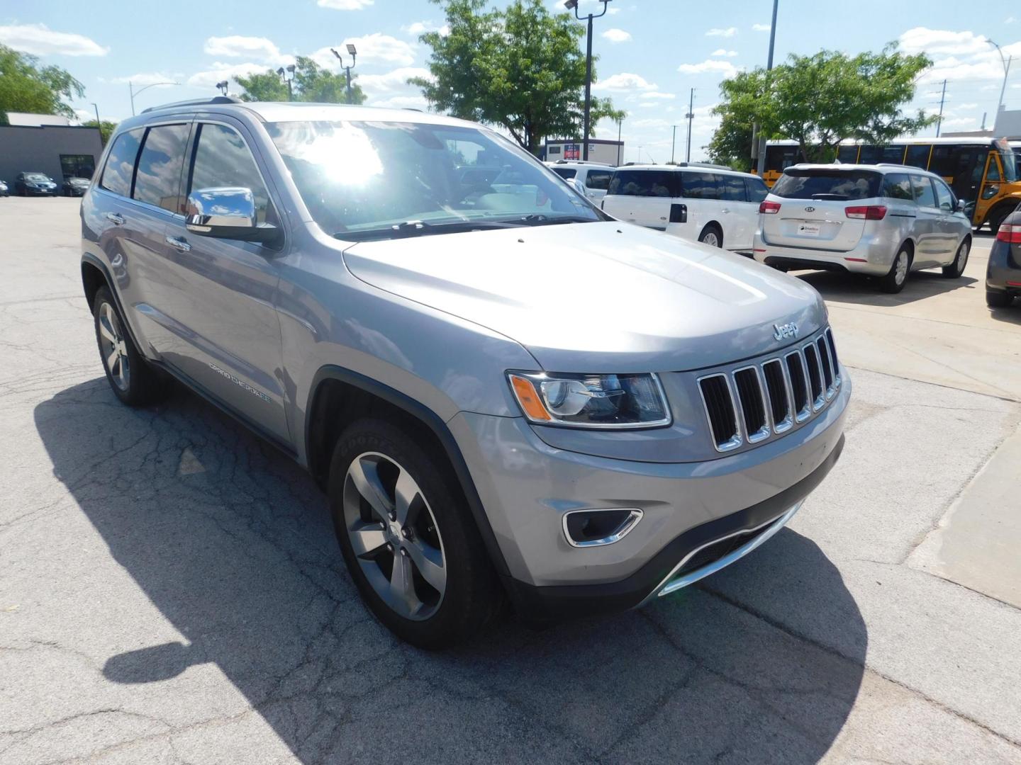 2015 SILVER Jeep Grand Cherokee Limited 4WD (1C4RJFBGXFC) with an 3.6L V6 DOHC 24V engine, 8-Speed Automatic transmission, located at 2121 Burlington St, North Kansas City, MO, 64116, (816) 556-0707, 39.144707, -94.581978 - Photo#11