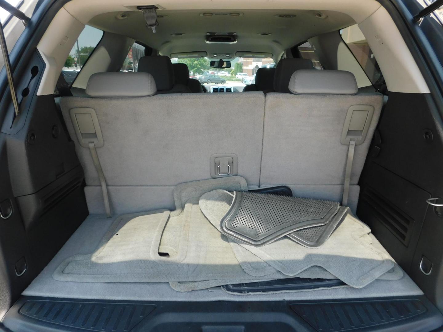2012 SILVER GMC Acadia SLE-2 AWD (1GKKVPED4CJ) with an 3.6L V6 DOHC 24V engine, 6-Speed Automatic transmission, located at 2121 Burlington St, North Kansas City, MO, 64116, (816) 556-0707, 39.144707, -94.581978 - Photo#8