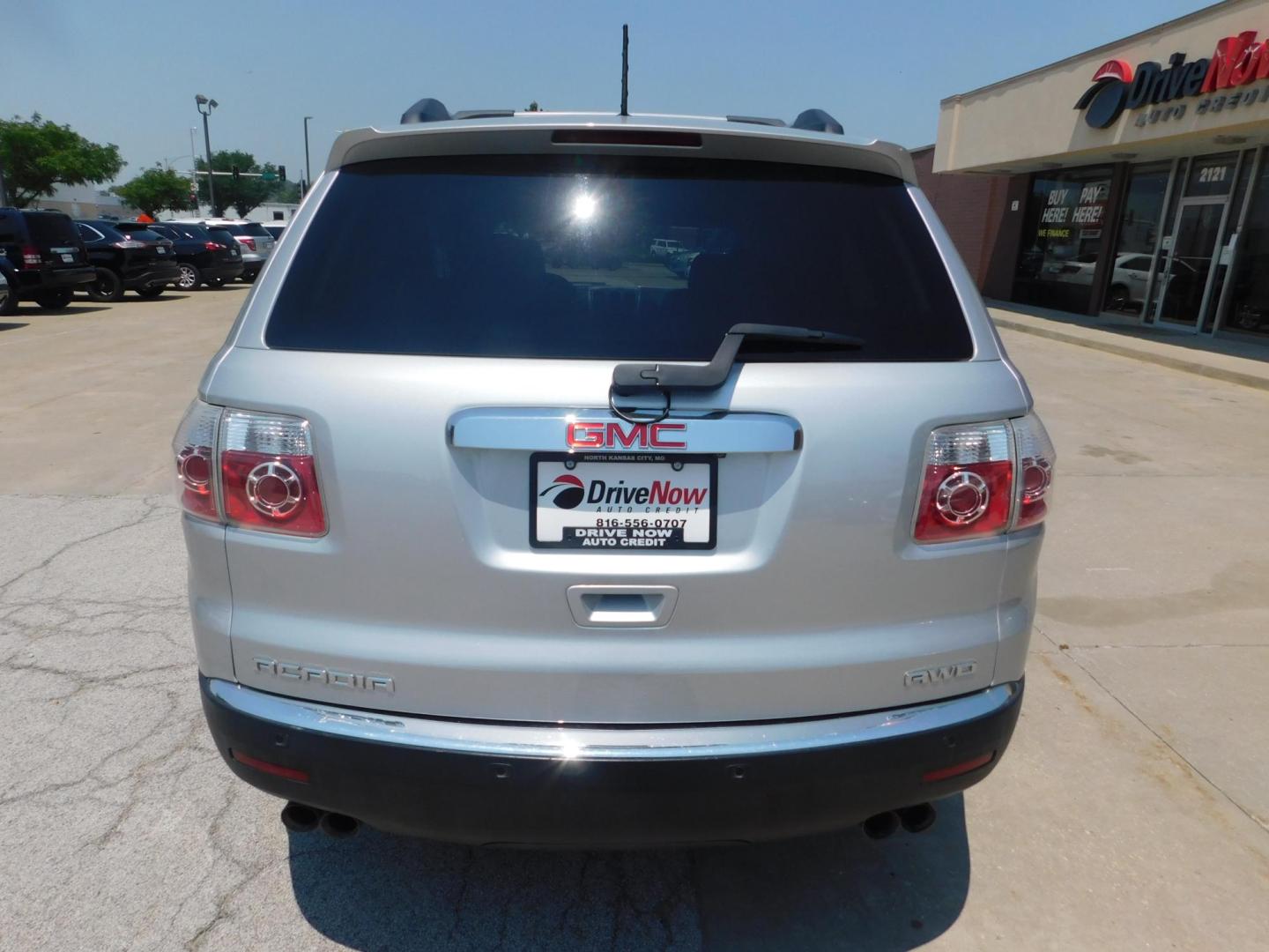 2012 SILVER GMC Acadia SLE-2 AWD (1GKKVPED4CJ) with an 3.6L V6 DOHC 24V engine, 6-Speed Automatic transmission, located at 2121 Burlington St, North Kansas City, MO, 64116, (816) 556-0707, 39.144707, -94.581978 - Photo#9