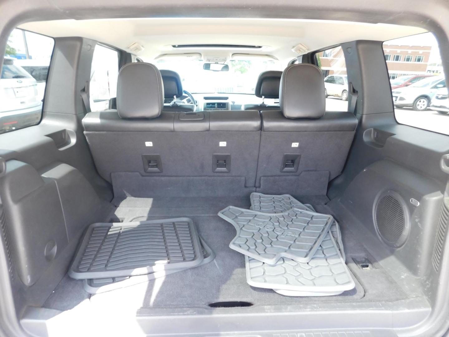 2011 BLUE Jeep Liberty Limited 4WD (1J4PN5GK6BW) with an 3.7L V6 SOHC 12V engine, 4-Speed Automatic transmission, located at 2121 Burlington St, North Kansas City, MO, 64116, (816) 556-0707, 39.144707, -94.581978 - Photo#7
