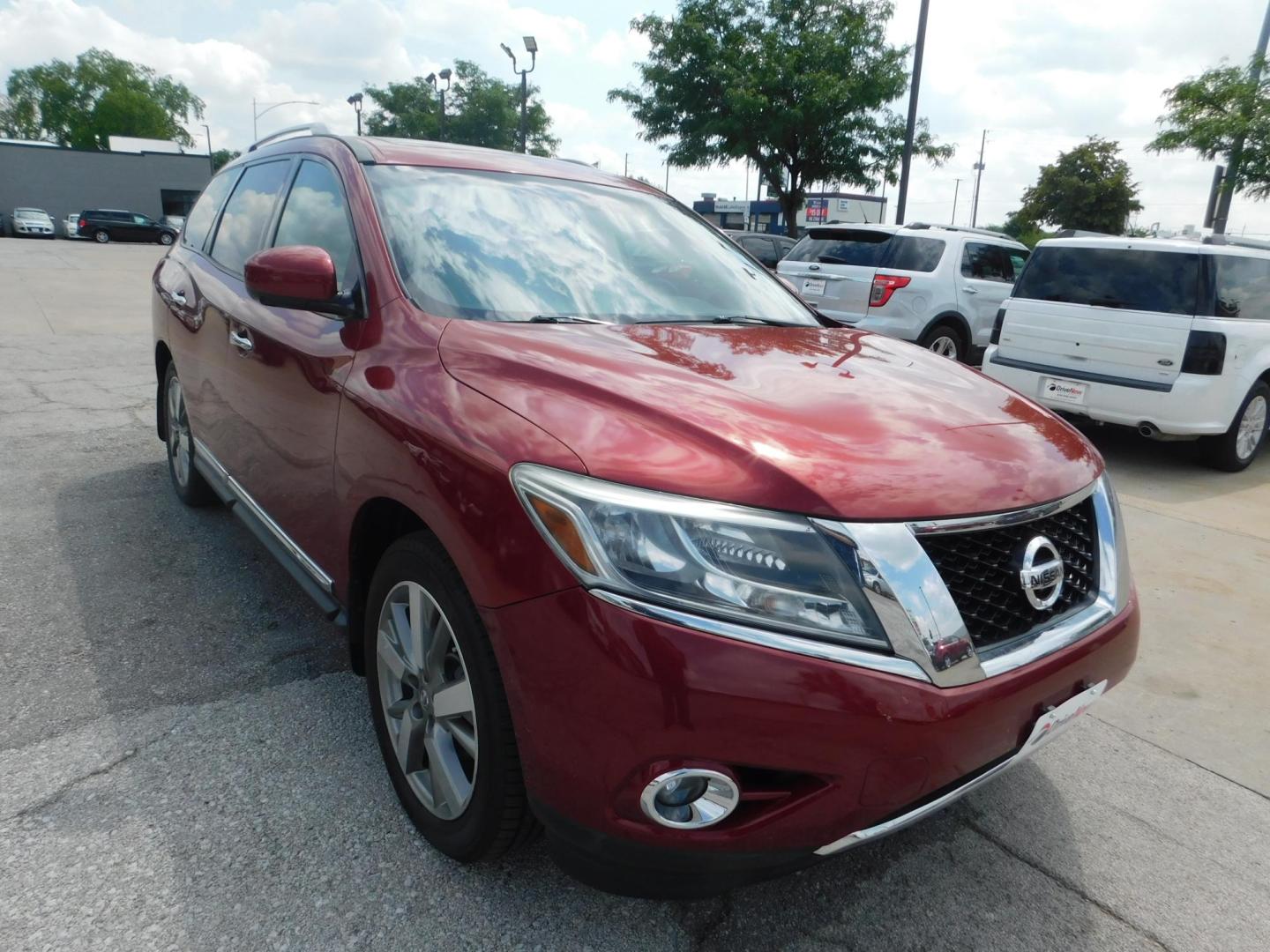 2014 RED Nissan Pathfinder S 4WD (5N1AR2MM0EC) with an 3.5L V6 DOHC 24V engine, Continuously Variable Transmission transmission, located at 2121 Burlington St, North Kansas City, MO, 64116, (816) 556-0707, 39.144707, -94.581978 - Photo#12