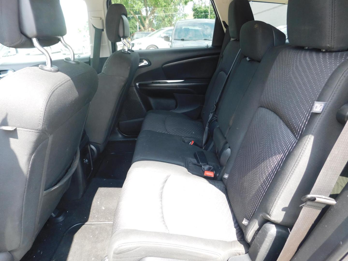 2016 SILVER Dodge Journey SE (3C4PDCAB4GT) with an 2.4L L4 DOHC 16V engine, 4A transmission, located at 2121 Burlington St, North Kansas City, MO, 64116, (816) 556-0707, 39.144707, -94.581978 - Photo#5
