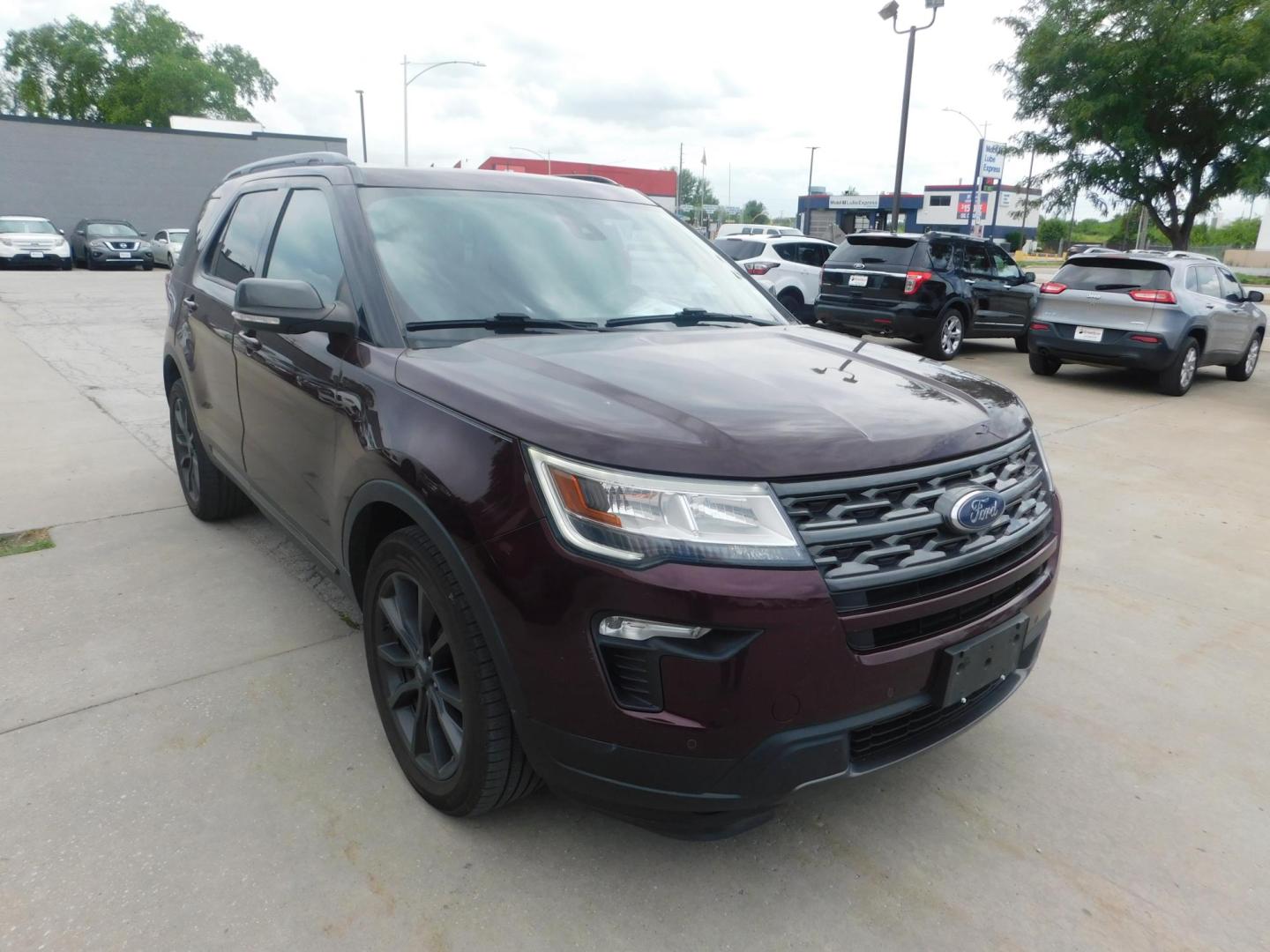 2018 BURGUNDY Ford Explorer XLT 4WD (1FM5K8D80JG) with an 3.5L V6 DOHC 24V engine, 6A transmission, located at 2121 Burlington St, North Kansas City, MO, 64116, (816) 556-0707, 39.144707, -94.581978 - Photo#13