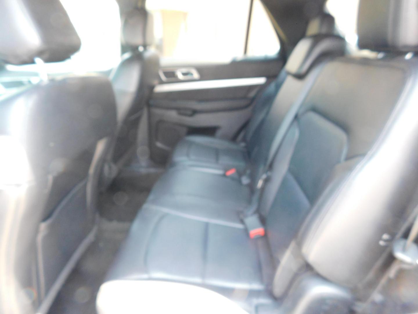 2017 WHITE Ford Explorer XLT 4WD (1FM5K8DH3HG) with an 2.3L L4 DOHC 16V engine, 6A transmission, located at 2121 Burlington St, North Kansas City, MO, 64116, (816) 556-0707, 39.144707, -94.581978 - Photo#6