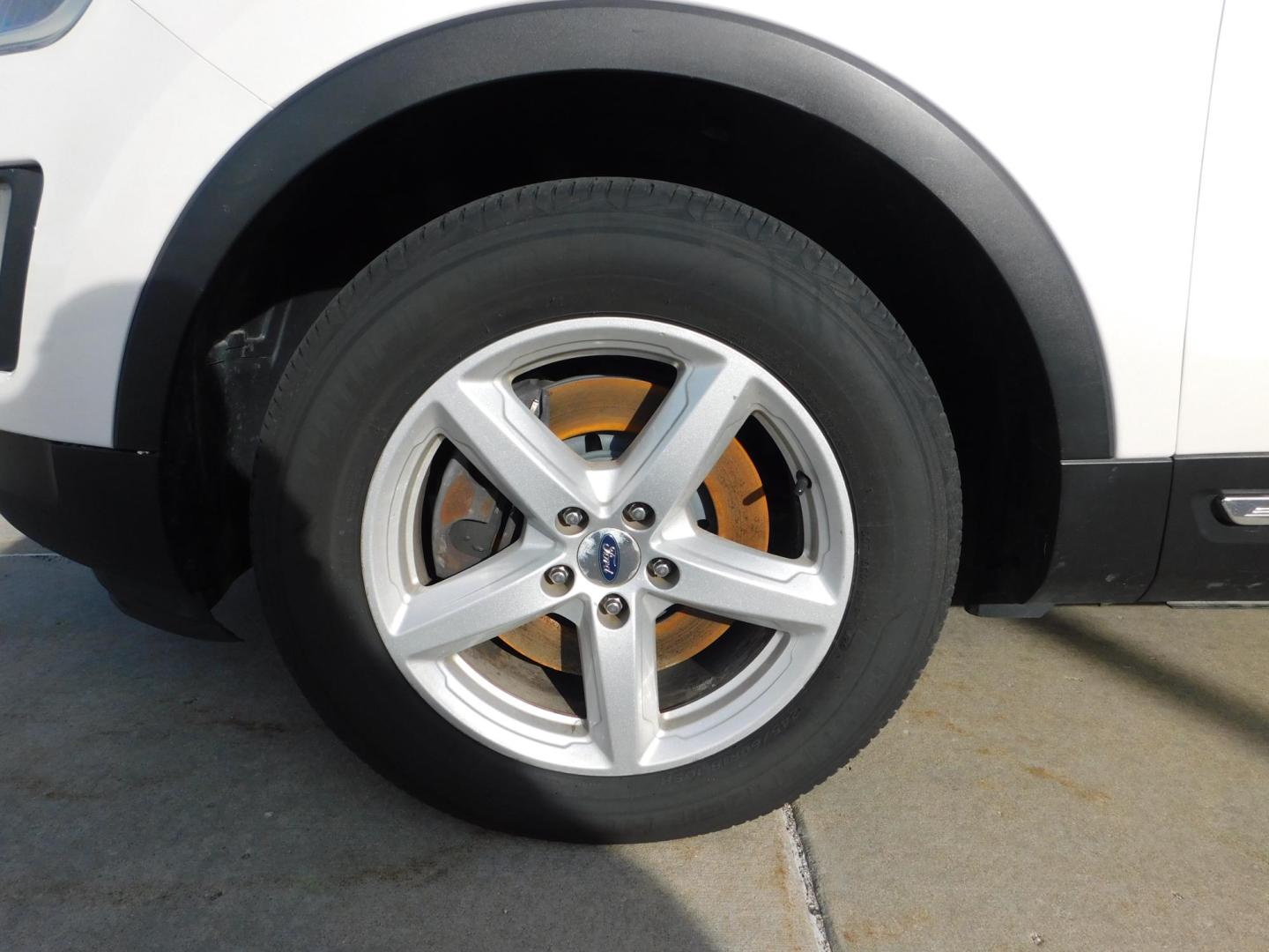 2017 WHITE Ford Explorer XLT 4WD (1FM5K8DH3HG) with an 2.3L L4 DOHC 16V engine, 6A transmission, located at 2121 Burlington St, North Kansas City, MO, 64116, (816) 556-0707, 39.144707, -94.581978 - Photo#1