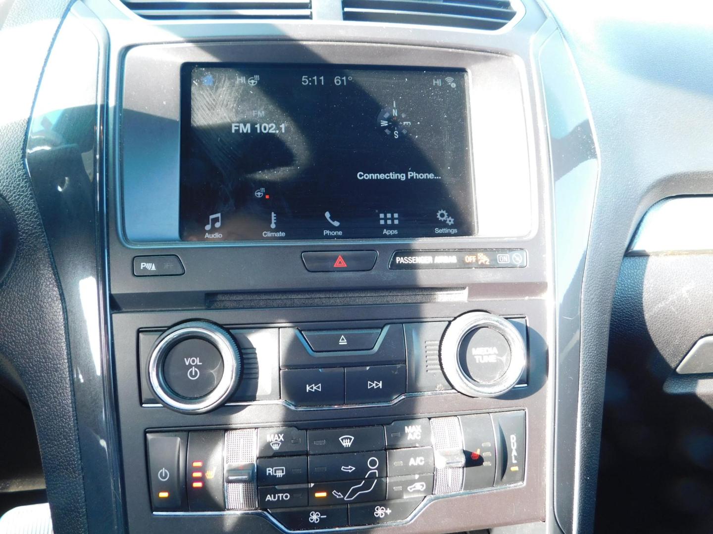 2017 WHITE Ford Explorer XLT 4WD (1FM5K8DH3HG) with an 2.3L L4 DOHC 16V engine, 6A transmission, located at 2121 Burlington St, North Kansas City, MO, 64116, (816) 556-0707, 39.144707, -94.581978 - Photo#3