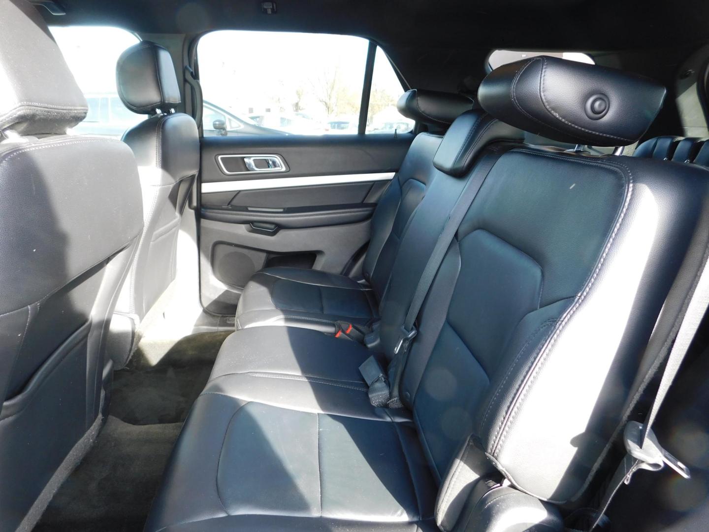 2017 WHITE Ford Explorer XLT 4WD (1FM5K8DH3HG) with an 2.3L L4 DOHC 16V engine, 6A transmission, located at 2121 Burlington St, North Kansas City, MO, 64116, (816) 556-0707, 39.144707, -94.581978 - Photo#6