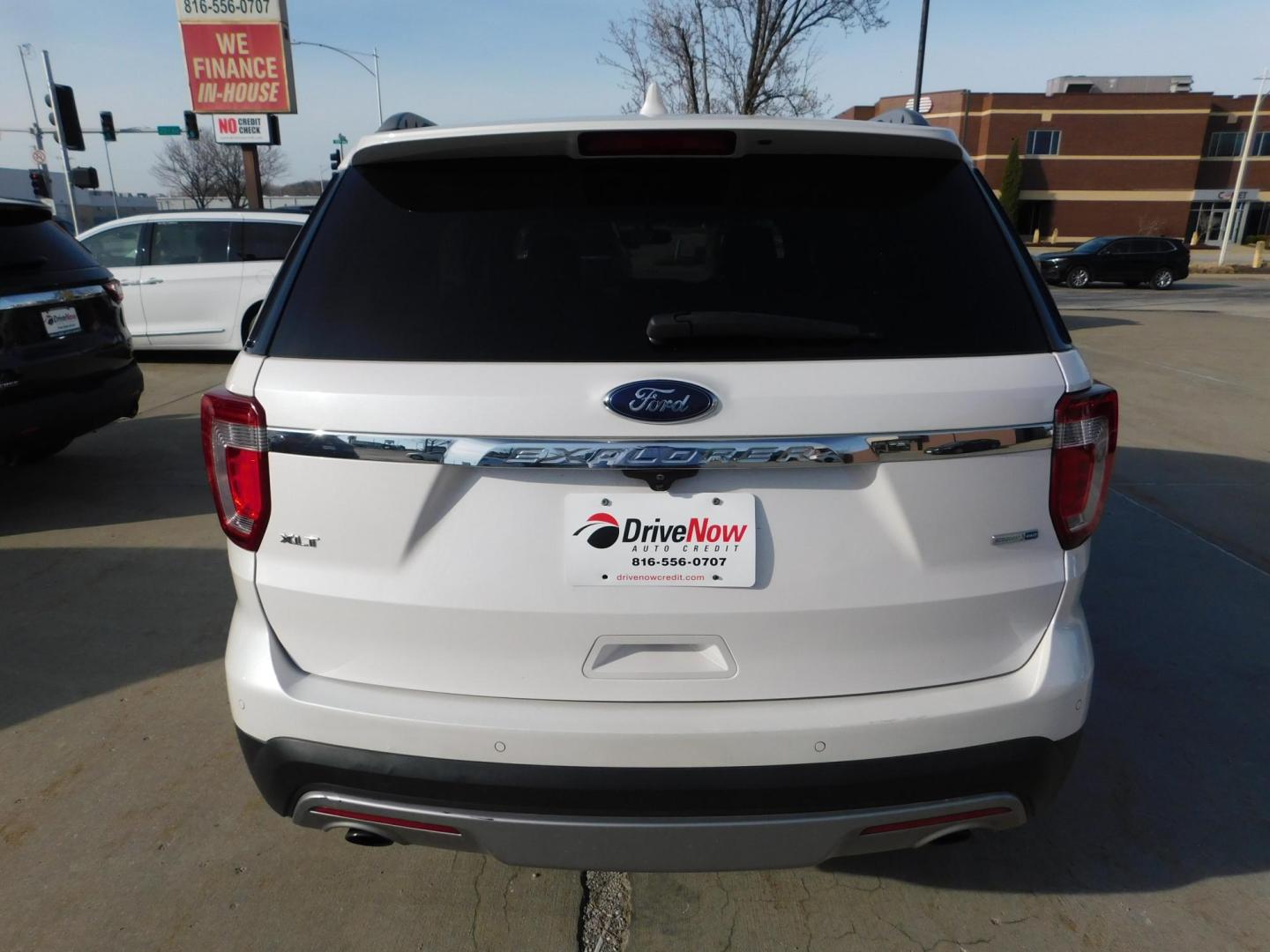 2017 WHITE Ford Explorer XLT 4WD (1FM5K8DH3HG) with an 2.3L L4 DOHC 16V engine, 6A transmission, located at 2121 Burlington St, North Kansas City, MO, 64116, (816) 556-0707, 39.144707, -94.581978 - Photo#9