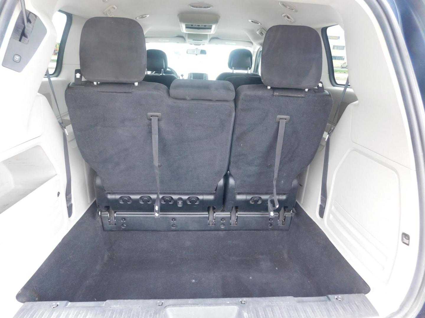 2014 BLUE Dodge Grand Caravan SXT (2C4RDGCG5ER) with an 3.6L V6 DOHC 24V engine, 6-Speed Automatic transmission, located at 2121 Burlington St, North Kansas City, MO, 64116, (816) 556-0707, 39.144707, -94.581978 - Photo#8