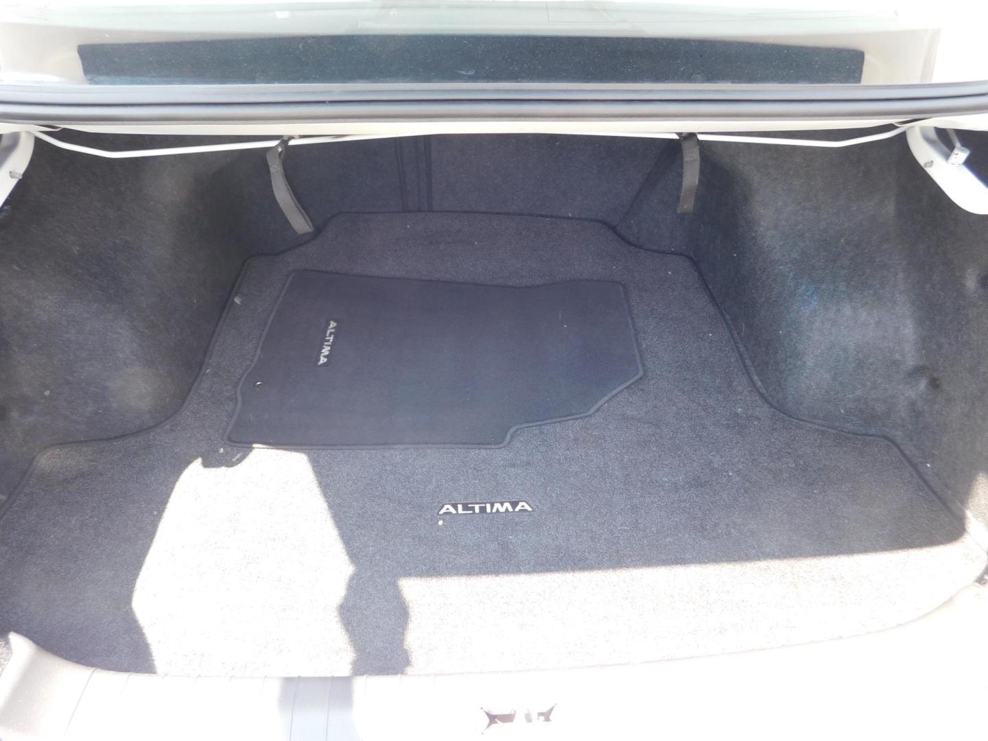 2016 WHITE Nissan Altima 2.5 SL (1N4AL3AP9GN) with an 2.5L L4 DOHC 16V engine, CVT transmission, located at 2121 Burlington St, North Kansas City, MO, 64116, (816) 556-0707, 39.144707, -94.581978 - Photo#7