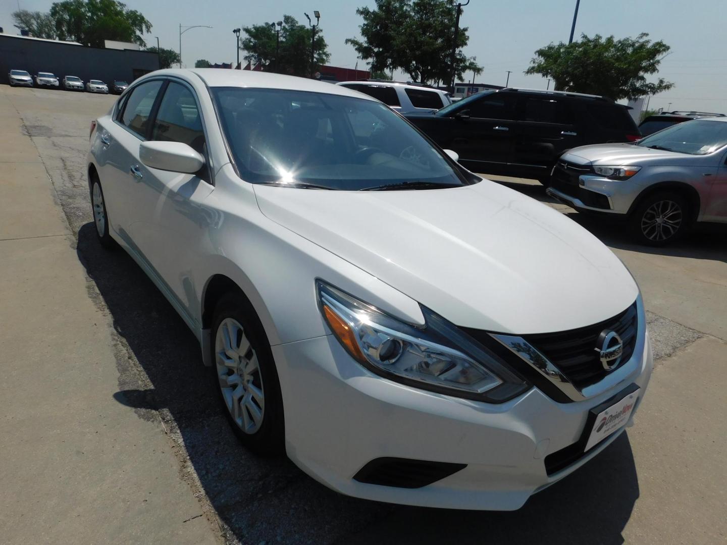 2016 WHITE Nissan Altima 2.5 SL (1N4AL3AP9GN) with an 2.5L L4 DOHC 16V engine, CVT transmission, located at 2121 Burlington St, North Kansas City, MO, 64116, (816) 556-0707, 39.144707, -94.581978 - Photo#9