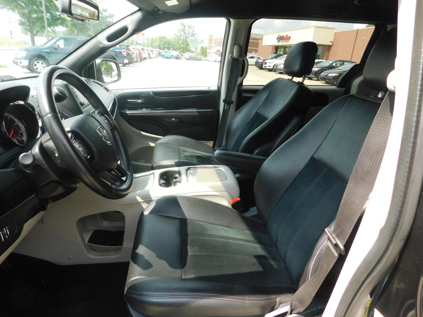 2018 BLACK Dodge Grand Caravan SXT (2C4RDGCG2JR) with an 3.6L V6 DOHC 24V engine, 6A transmission, located at 2121 Burlington St, North Kansas City, MO, 64116, (816) 556-0707, 39.144707, -94.581978 - Photo#2