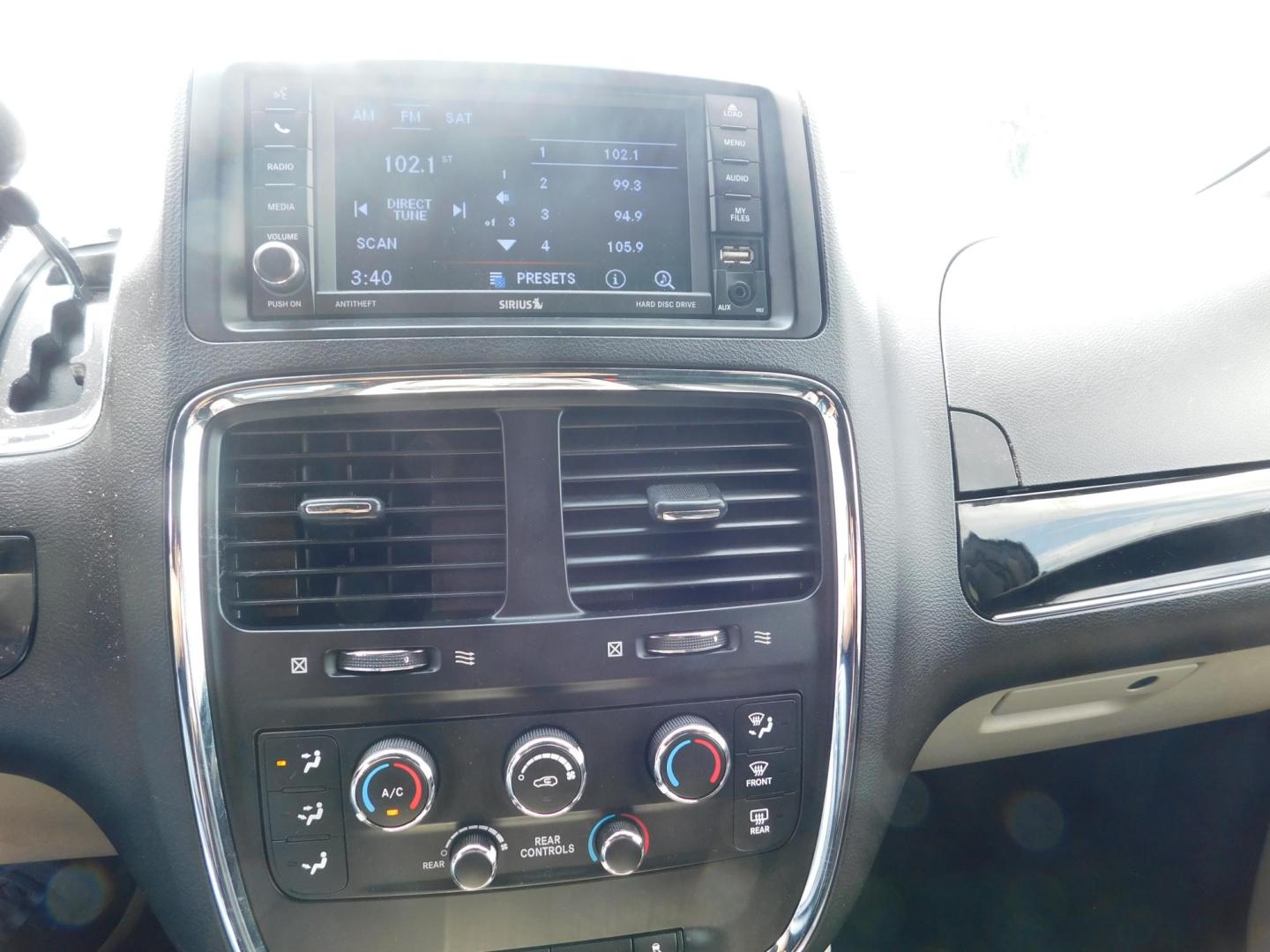 2018 BLACK Dodge Grand Caravan SXT (2C4RDGCG2JR) with an 3.6L V6 DOHC 24V engine, 6A transmission, located at 2121 Burlington St, North Kansas City, MO, 64116, (816) 556-0707, 39.144707, -94.581978 - Photo#3