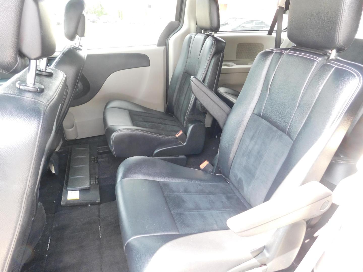 2018 BLACK Dodge Grand Caravan SXT (2C4RDGCG2JR) with an 3.6L V6 DOHC 24V engine, 6A transmission, located at 2121 Burlington St, North Kansas City, MO, 64116, (816) 556-0707, 39.144707, -94.581978 - Photo#6