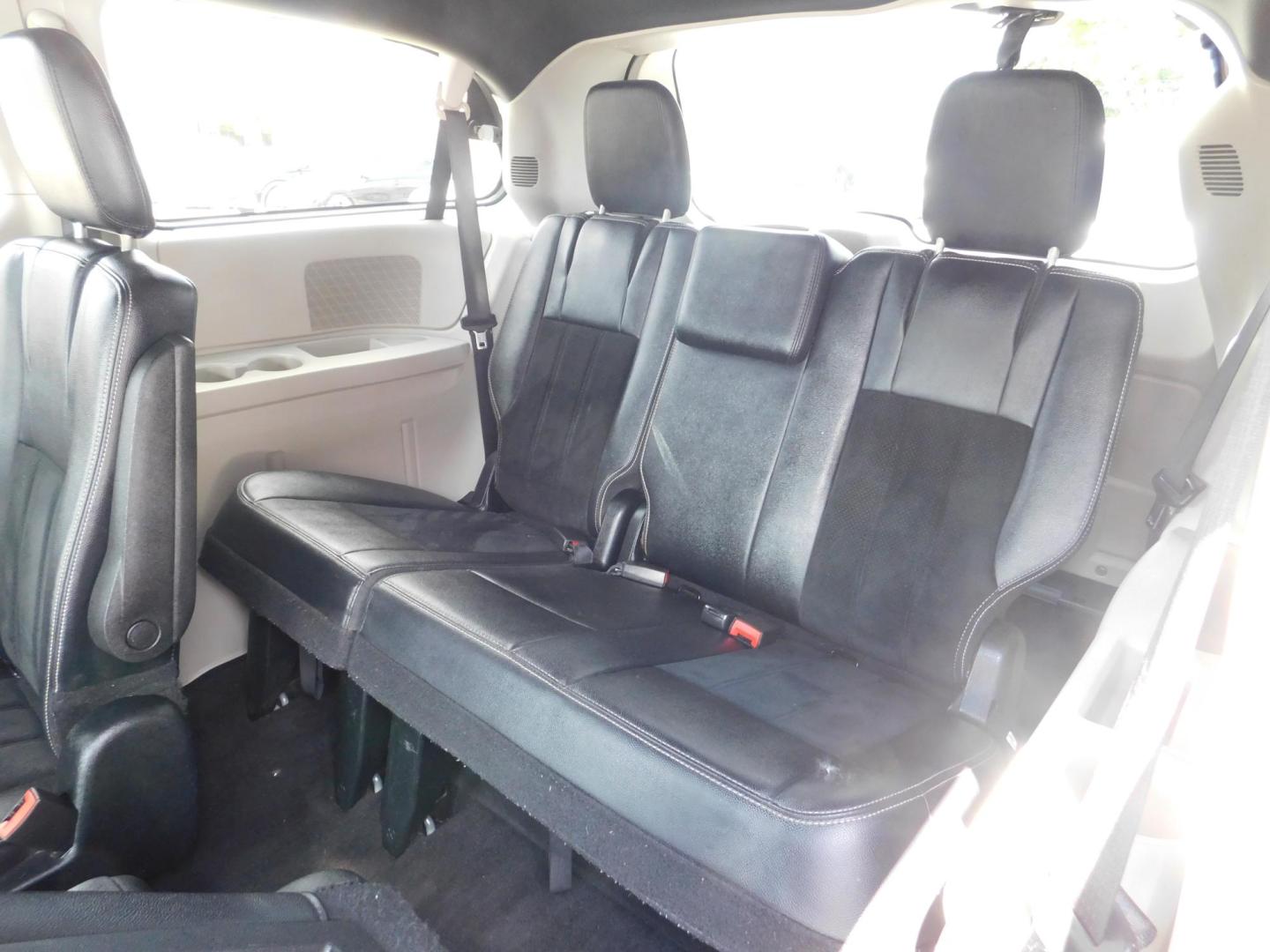 2018 BLACK Dodge Grand Caravan SXT (2C4RDGCG2JR) with an 3.6L V6 DOHC 24V engine, 6A transmission, located at 2121 Burlington St, North Kansas City, MO, 64116, (816) 556-0707, 39.144707, -94.581978 - Photo#7