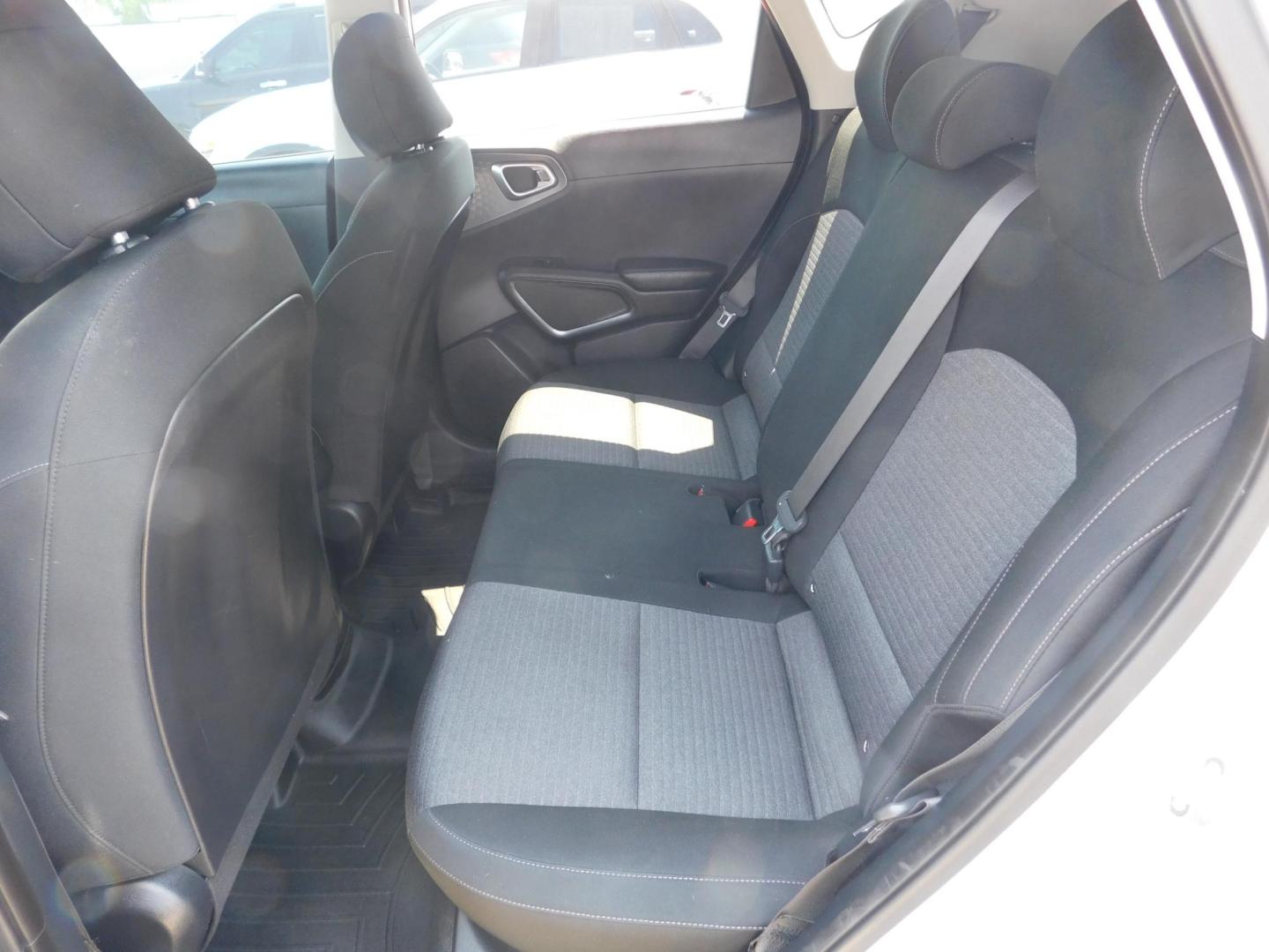 2020 SILVER Kia Soul S (KNDJ23AU2L7) with an 2.0L L4 DOHC 16V engine, CVT transmission, located at 2121 Burlington St, North Kansas City, MO, 64116, (816) 556-0707, 39.144707, -94.581978 - Photo#6