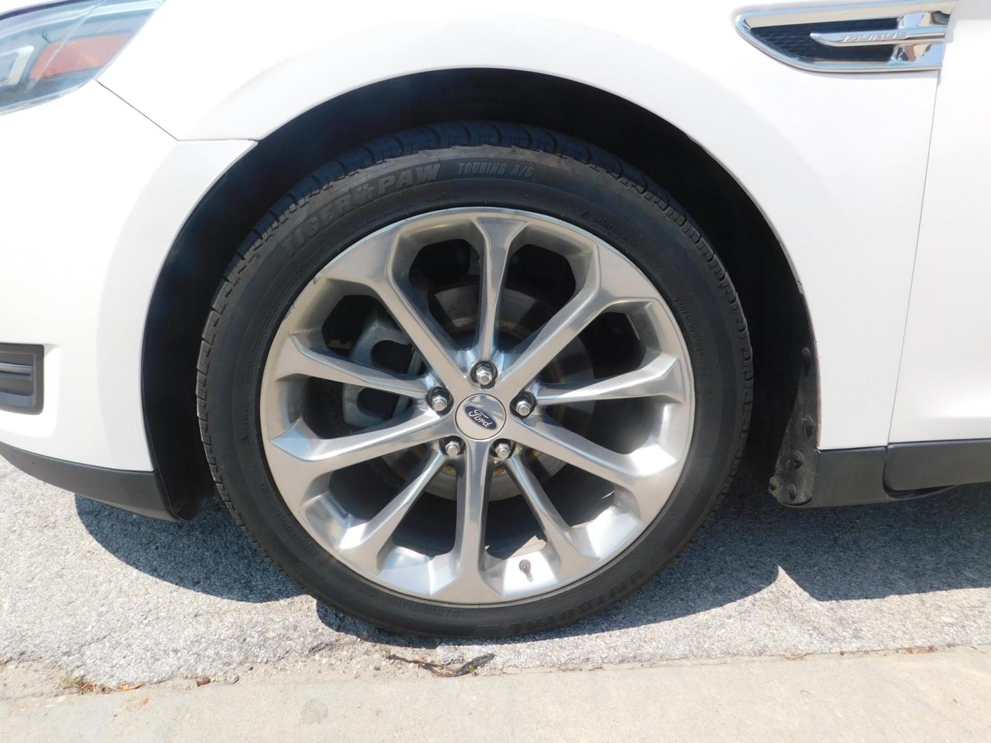 2019 WHITE Ford Taurus Limited FWD (1FAHP2F8XKG) with an 3.5L V6 DOHC 24V engine, 6A transmission, located at 2121 Burlington St, North Kansas City, MO, 64116, (816) 556-0707, 39.144707, -94.581978 - Photo#1
