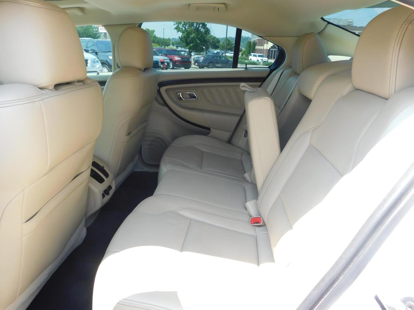 2019 WHITE Ford Taurus Limited FWD (1FAHP2F8XKG) with an 3.5L V6 DOHC 24V engine, 6A transmission, located at 2121 Burlington St, North Kansas City, MO, 64116, (816) 556-0707, 39.144707, -94.581978 - Photo#8