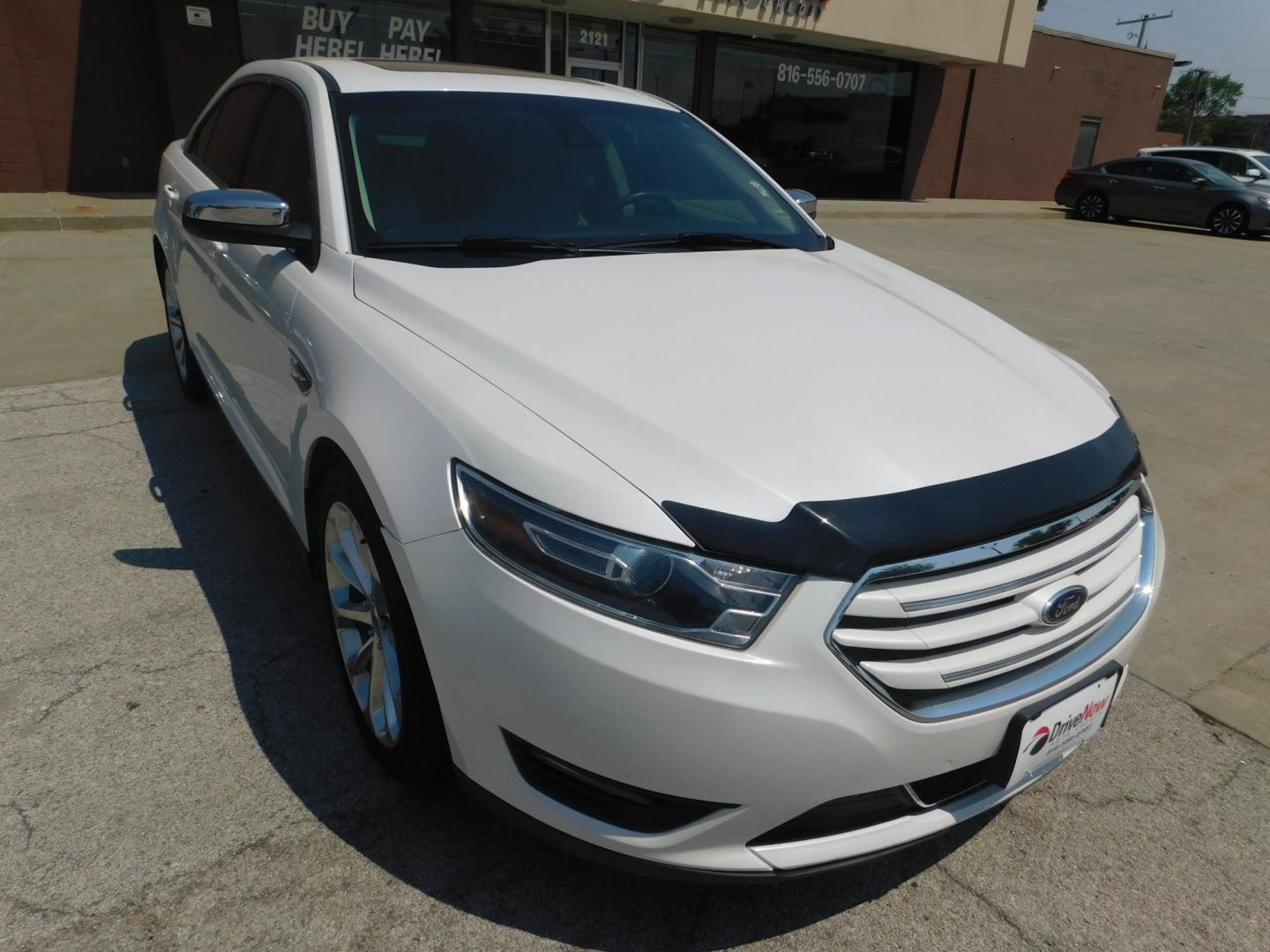 2019 WHITE Ford Taurus Limited FWD (1FAHP2F8XKG) with an 3.5L V6 DOHC 24V engine, 6A transmission, located at 2121 Burlington St, North Kansas City, MO, 64116, (816) 556-0707, 39.144707, -94.581978 - Photo#11