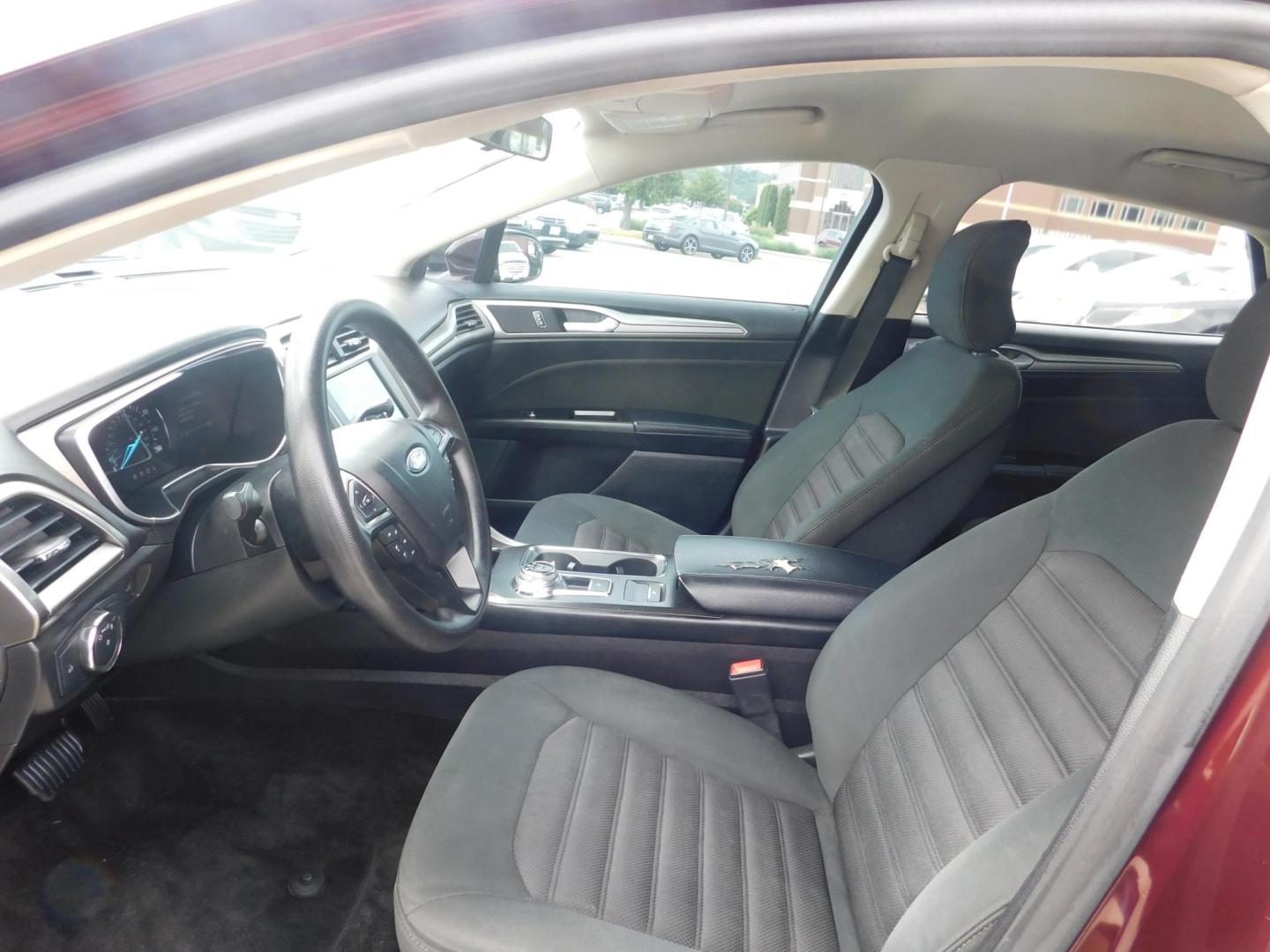 2017 RED Ford Fusion SE (3FA6P0H74HR) with an 2.5L L4 DOHC 16V engine, 6A transmission, located at 2121 Burlington St, North Kansas City, MO, 64116, (816) 556-0707, 39.144707, -94.581978 - Photo#2