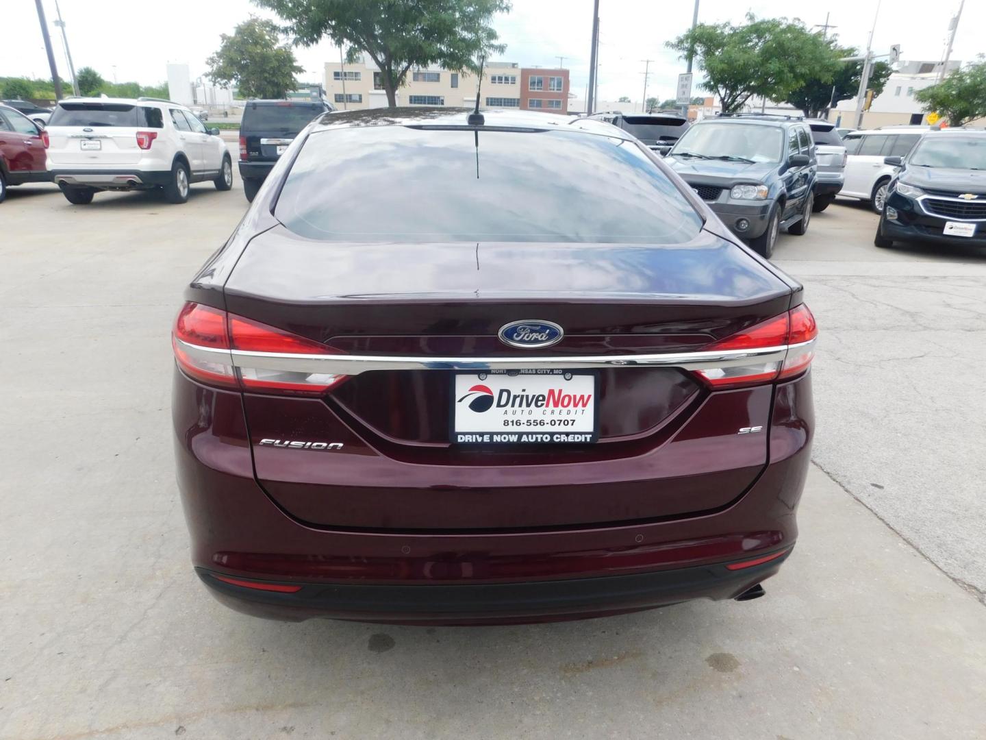 2017 RED Ford Fusion SE (3FA6P0H74HR) with an 2.5L L4 DOHC 16V engine, 6A transmission, located at 2121 Burlington St, North Kansas City, MO, 64116, (816) 556-0707, 39.144707, -94.581978 - Photo#8