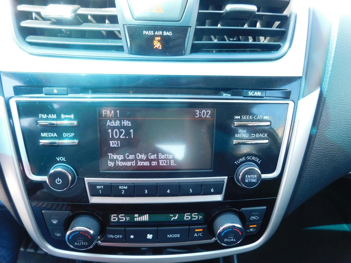 2018 SILVER Nissan Altima 2.5 (1N4AL3AP7JC) with an 2.5L L4 DOHC 16V engine, CVT transmission, located at 2121 Burlington St, North Kansas City, MO, 64116, (816) 556-0707, 39.144707, -94.581978 - Photo#3