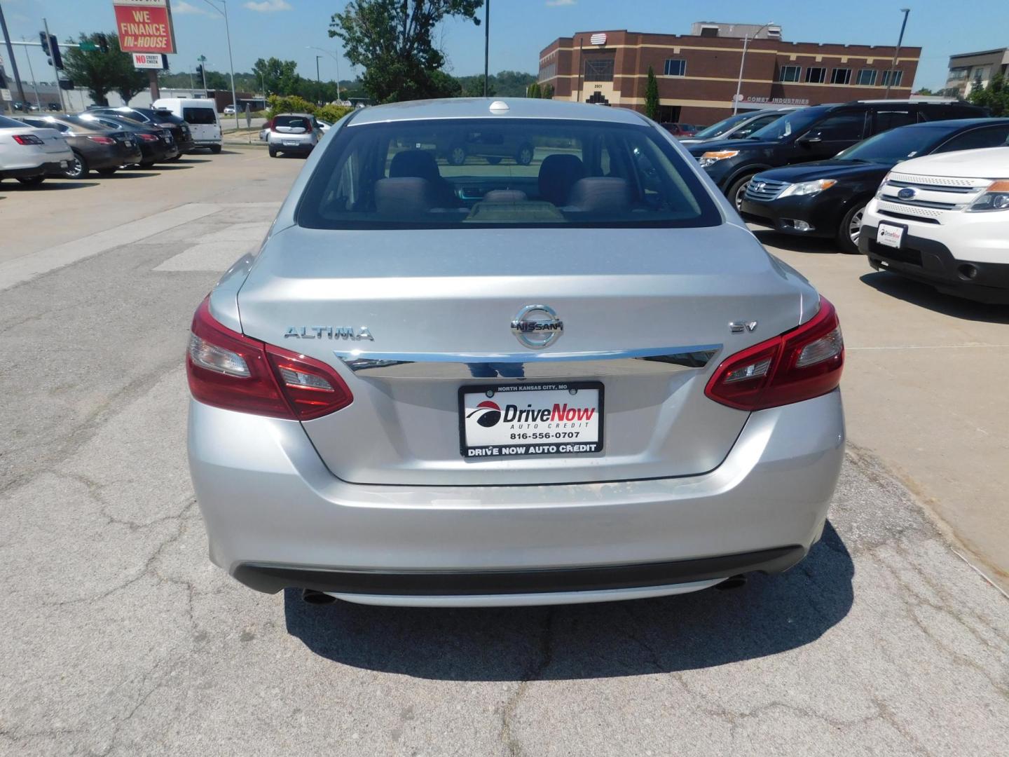 2018 SILVER Nissan Altima 2.5 (1N4AL3AP7JC) with an 2.5L L4 DOHC 16V engine, CVT transmission, located at 2121 Burlington St, North Kansas City, MO, 64116, (816) 556-0707, 39.144707, -94.581978 - Photo#8