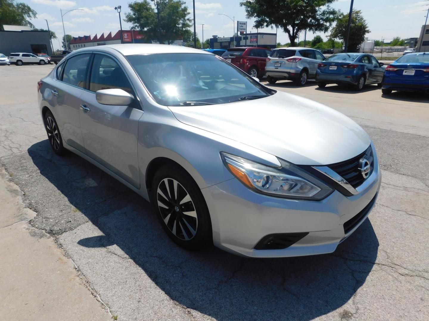 2018 SILVER Nissan Altima 2.5 (1N4AL3AP7JC) with an 2.5L L4 DOHC 16V engine, CVT transmission, located at 2121 Burlington St, North Kansas City, MO, 64116, (816) 556-0707, 39.144707, -94.581978 - Photo#9