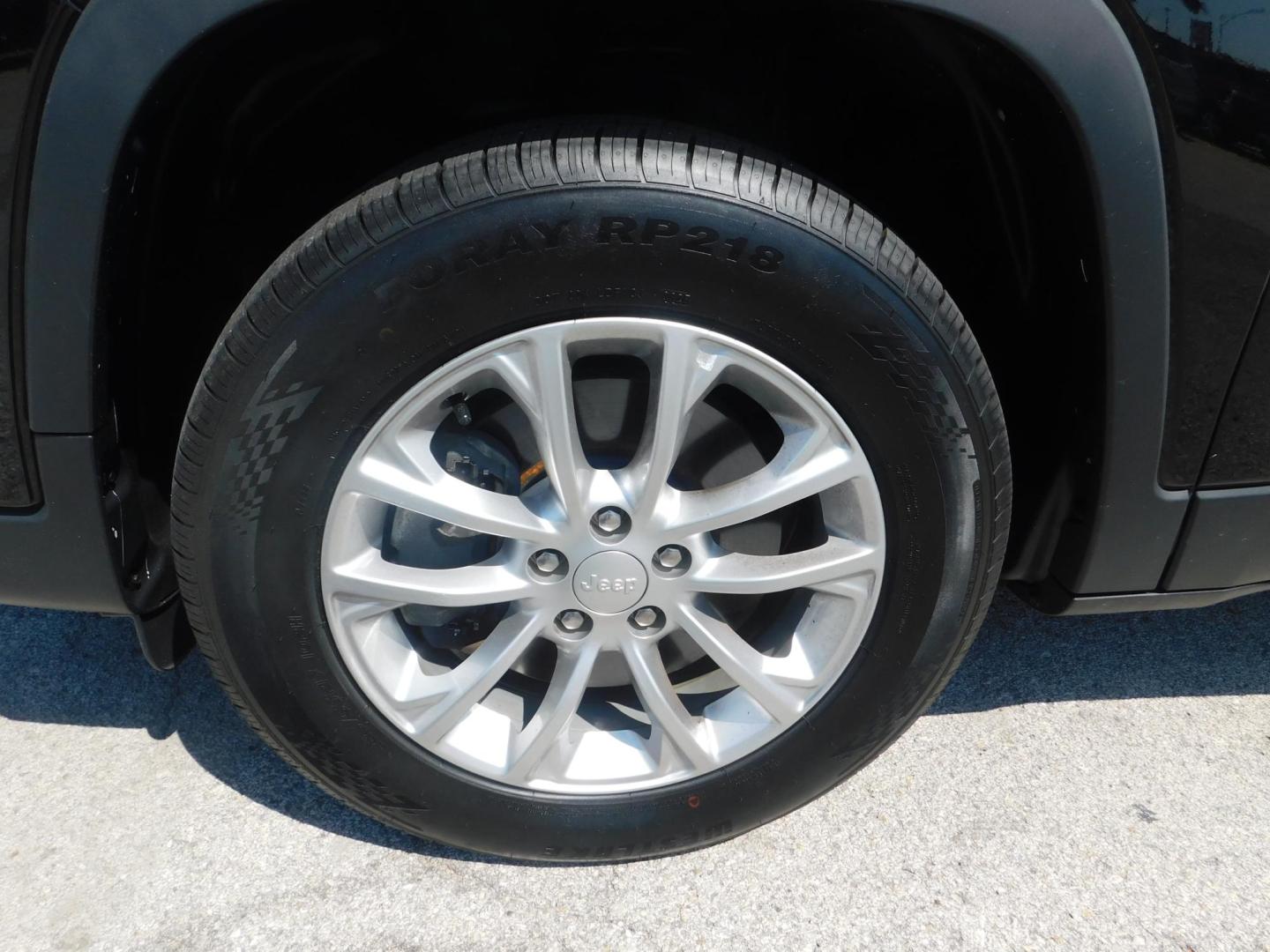 2019 BLACK Jeep Cherokee Latitude 4WD (1C4PJMCBXKD) with an 2.4L L4 DOHC 16V engine, 9A transmission, located at 2121 Burlington St, North Kansas City, MO, 64116, (816) 556-0707, 39.144707, -94.581978 - Photo#1