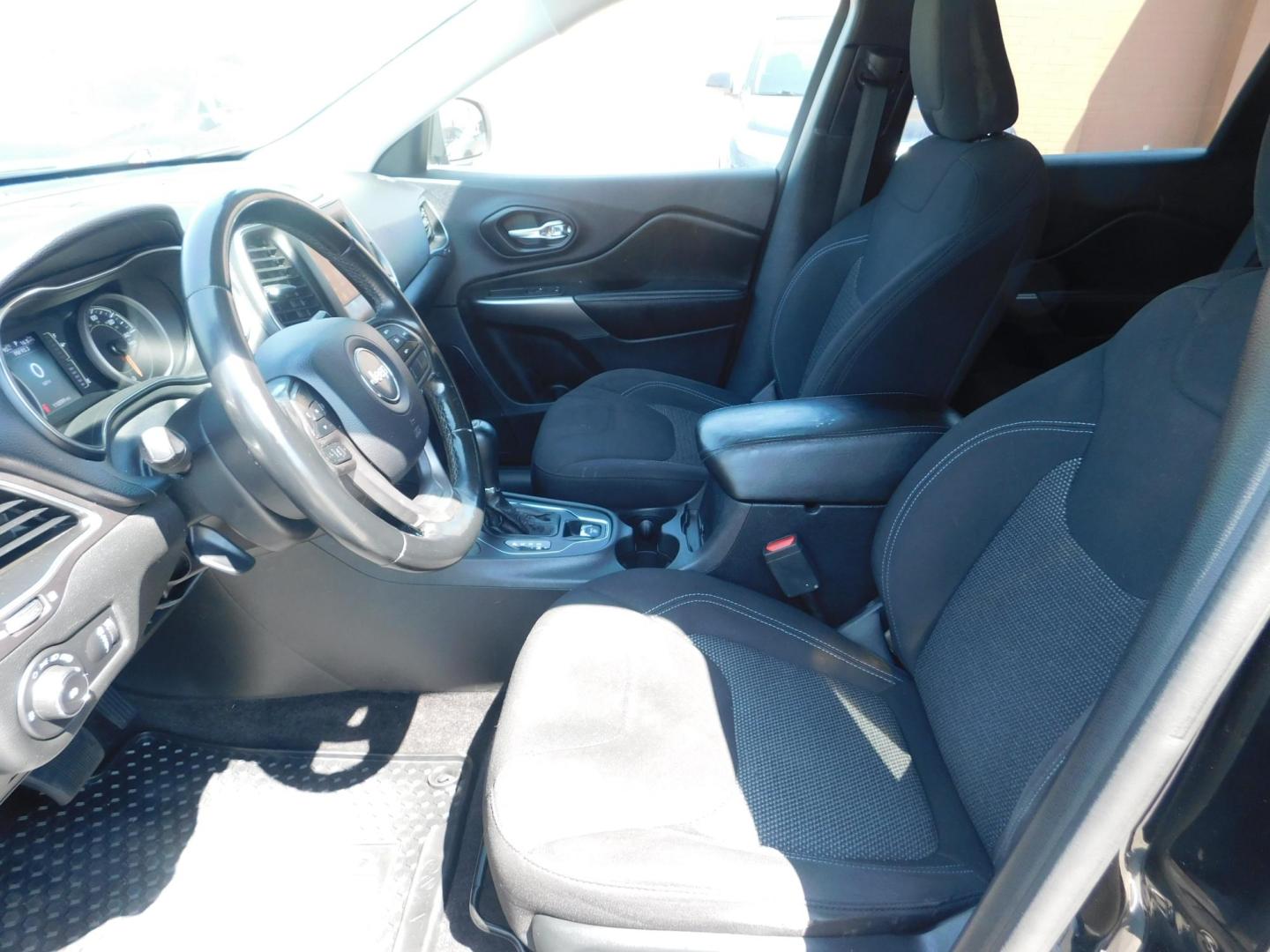 2019 BLACK Jeep Cherokee Latitude 4WD (1C4PJMCBXKD) with an 2.4L L4 DOHC 16V engine, 9A transmission, located at 2121 Burlington St, North Kansas City, MO, 64116, (816) 556-0707, 39.144707, -94.581978 - Photo#2